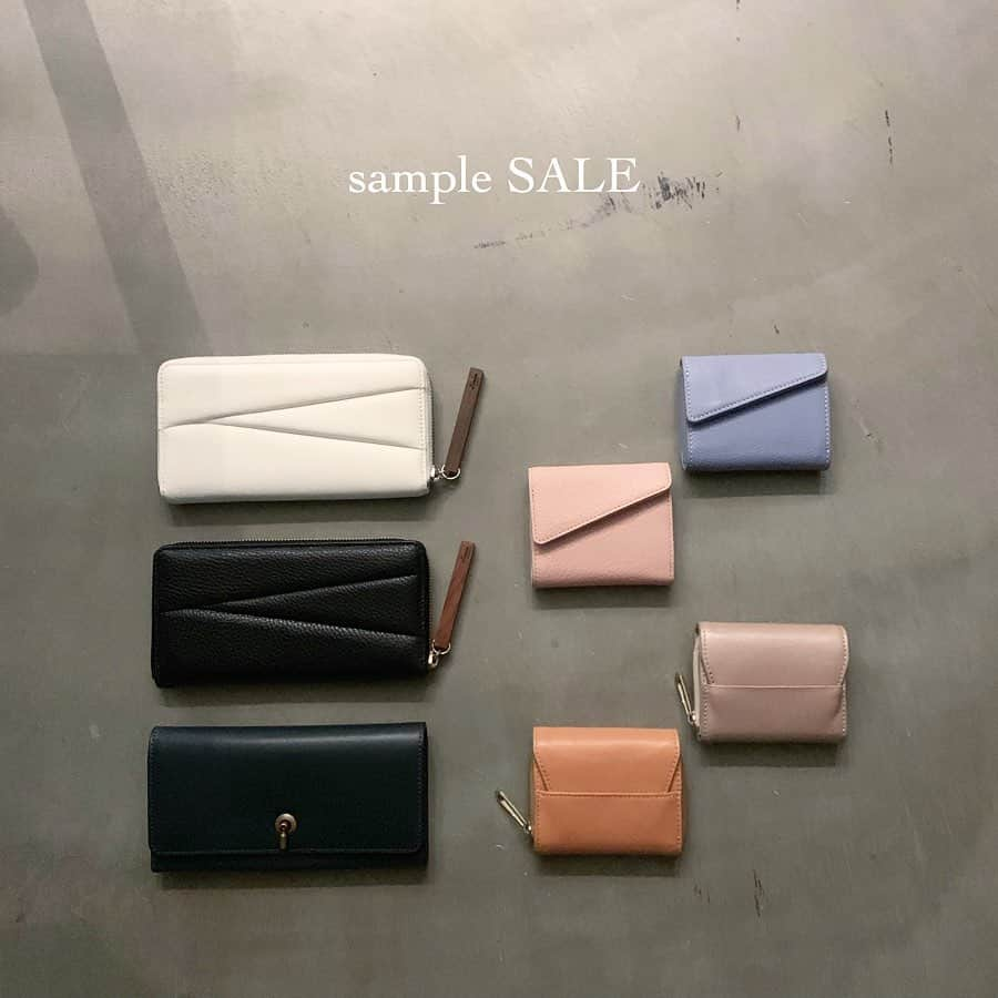 Enseさんのインスタグラム写真 - (EnseInstagram)「. . 【 sample & member SALE 】 6/29(土) 〜 7/8(月) . . オンラインショップには掲載しておりません、sample SALE たちでございます。 . 制作前にお試しで作ったものや、 悔しくも落選してしまったデザインなど、がここに並んでいます。 . しかしお作りはばっちり。 なのでお使いいただくには問題なし！なのです。 . . . 全てはお写真撮れてませんが.... 一部ご紹介です。 . . あれ！この子はなぜSALEに？？ と疑問になってしまうアイテムも。 . . 理由はsampleたちにつけた「小話カード」に秘密が？ . . . #Ense #EnseBridal #革 #革財布 #財布 #leatherwallet #革鞄 #鞄 #bag #leatherbag #革バッグ #革小物 #ブライダルリング #結婚指輪 #婚約指輪 #マリッジリング #マリッジリングオーダメイド #オーダーメイド #オーダーリング #京都 #三条 #kyoto #japan #madeinjapan #sale #セール」7月3日 21時51分 - ense.jp