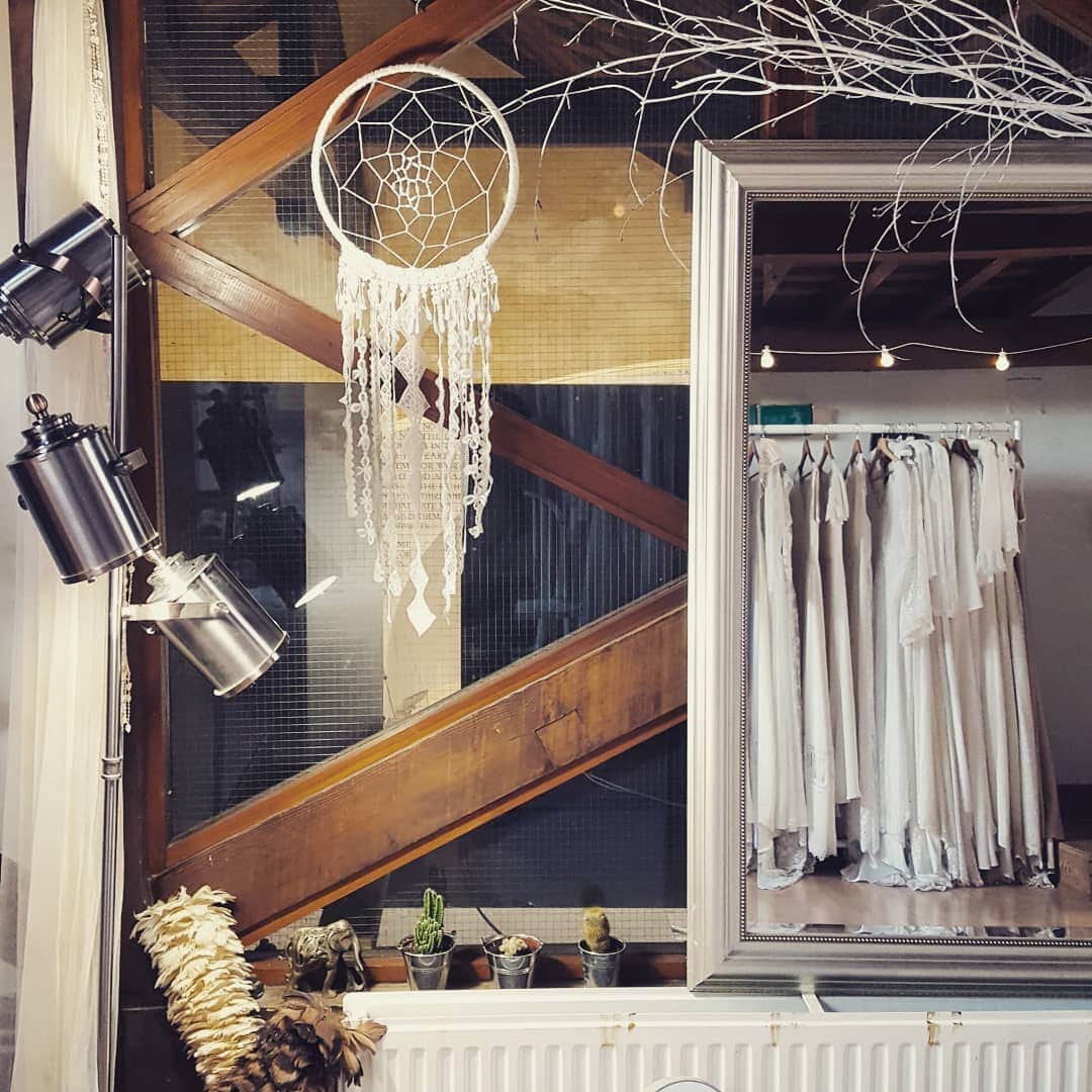 のインスタグラム：「As much as we love making dresses, sometimes it's nice to take a break and do something completely different. Miina took few hours to make this beautiful dream cather from the lace trimming and silk fabric remnants from the dress production. The hoop for it was found on the street.  Lovely result isn't it? Check out our stories to see different phases of making the dream catcher. Maybe it'll inspire you to try to make one yourself 🙂」