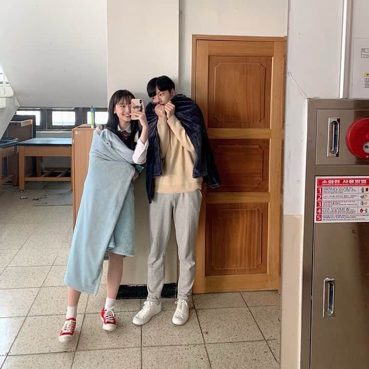 チ・ミンヒョクのインスタグラム：「오늘 v앱에서 로봇이아닙니다 마지막화에요 ㅠㅠㅠ 다들 마지막까지 많이 봐주세요❤️ . . #로봇이아닙니다#마지막화#ㅠㅠ#😭」