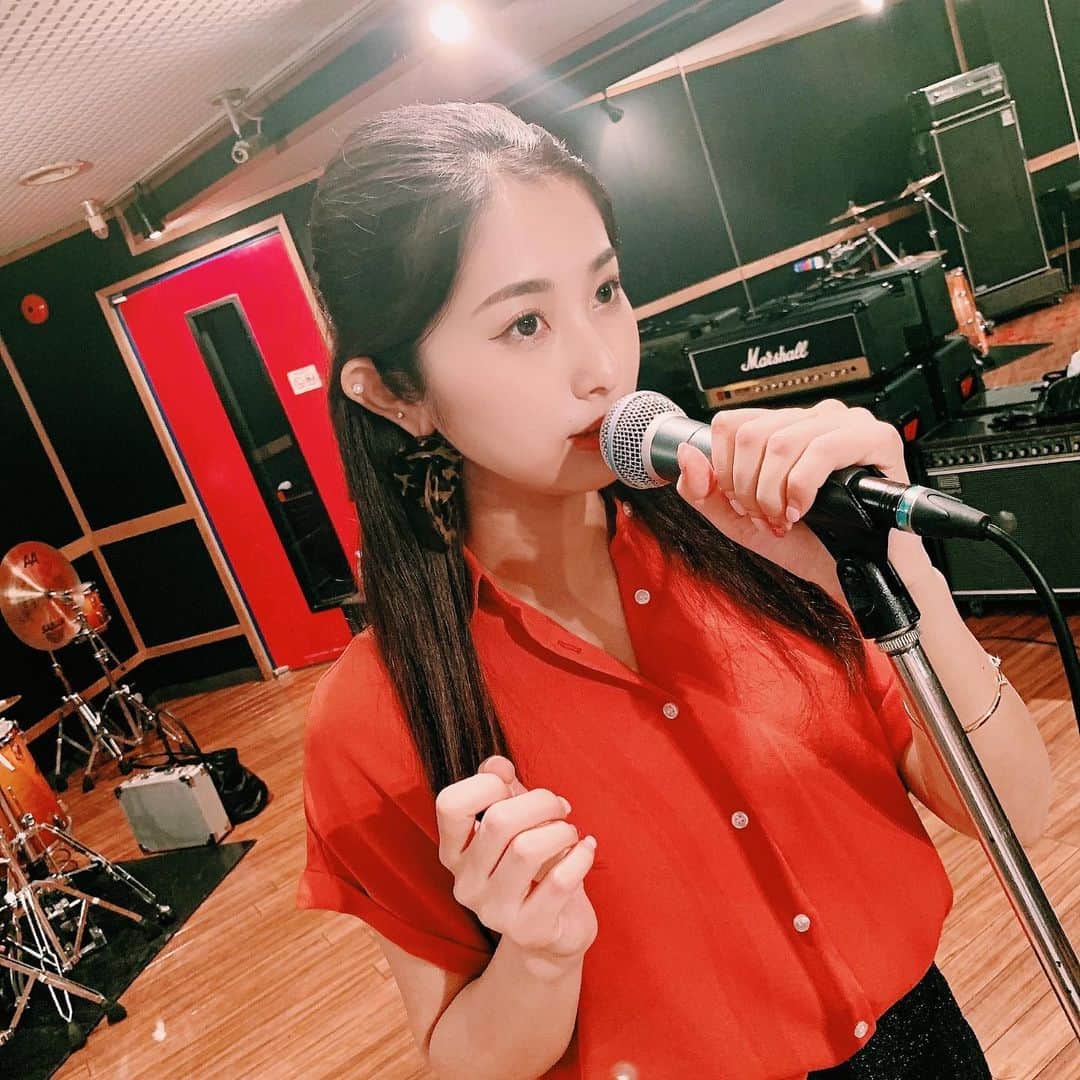 のインスタグラム：「みんなからBiscatsの曲 早く聴きたい、楽しみーって 毎日にようにメッセージがくる度 うずうずしてる！！ . これからのために 色々準備中なので 待っててね〜😆🎵 . #biscats #thebiscats #ビスキャッツ #studio #rockabilly」
