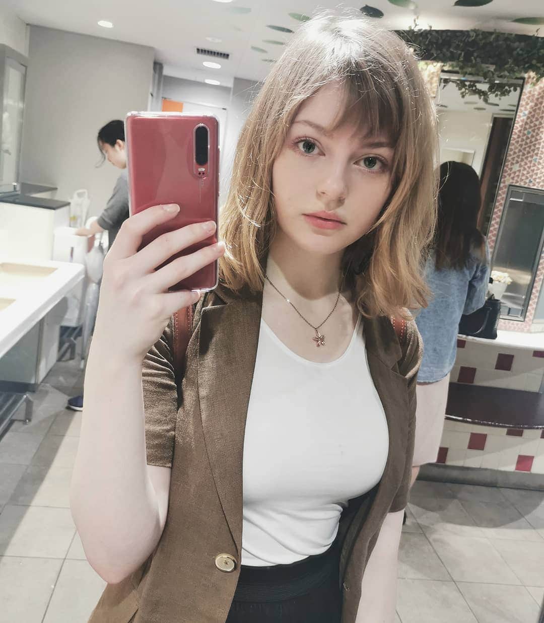 Ella Freyaのインスタグラム：「Dazed and confused」