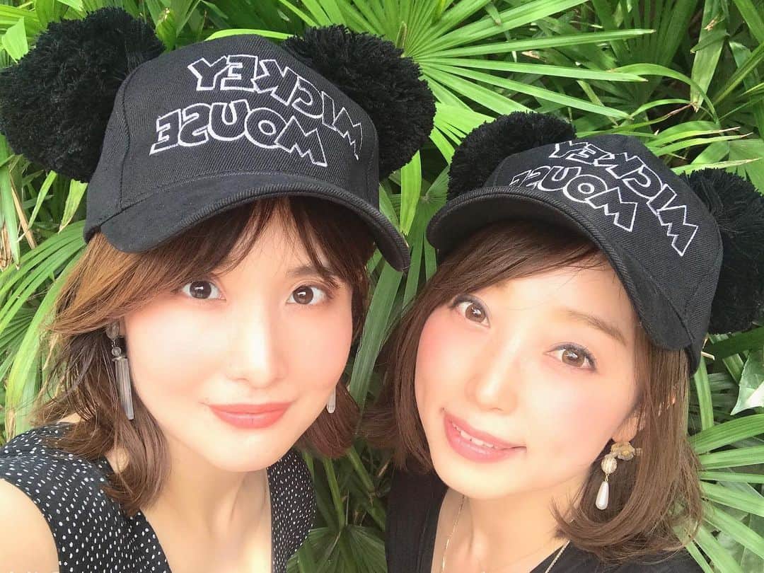 宮崎真梨子さんのインスタグラム写真 - (宮崎真梨子Instagram)「今日は @makiko_ueno しゃん親子とディズニーランドへ♡朝からたくさん楽しみました♡子供たちの遊ぶ姿が可愛すぎて♡ ∵ 着いて早々、お揃いでGETした帽子ですが、帰る時いきなり舞浜駅前で息子が「2人とも帽子取って‼︎」と言ったのが忘れられないw ∵ 書きたいことたくさんあるので、詳しくはまた♡ ∵ ∵ #3歳3ヶ月 #修正2歳11ヶ月 #息子 #超未熟児 #ディズニーランド #東京ディズニーランド #disneyland #子連れディズニー #coordinate #ママコーデ #ママファッション #大人ファッション #30代コーデ #大人可愛い #ミヤマリ #vocest #vocemagazine #美容ブロガー #インフルエンサー #ヘアアレンジ #ママ #男の子ママ #mamagirl #おしゃれさんと繋がりたい #selfie」7月3日 21時58分 - miyamari92