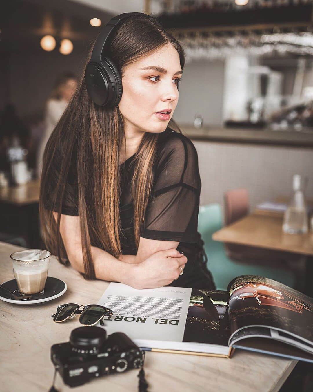 BOSEさんのインスタグラム写真 - (BOSEInstagram)「Black never goes out of style. #AllBlackEverything #QC35 II​ 🎧. . 📷: @declanblackall」7月3日 21時59分 - bose