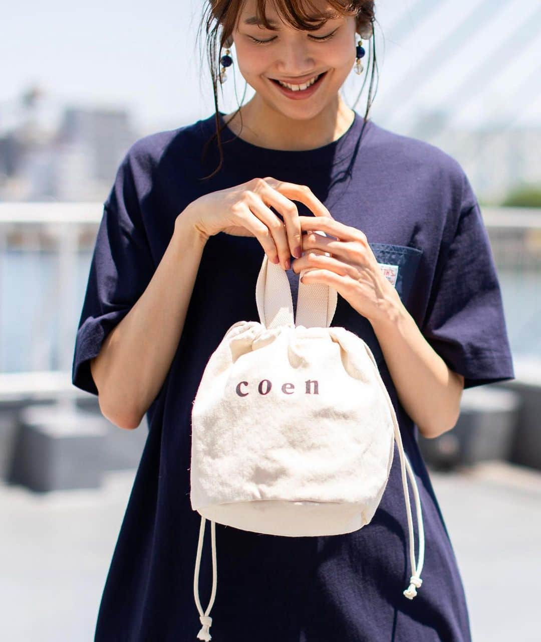 coen コーエンさんのインスタグラム写真 - (coen コーエンInstagram)「【WOMENS】﻿ coen2WAYロゴキンチャクバッグ ￥1,800+tax﻿ ﻿ 本日はバッグをご紹介！🛍 coenロゴが入ったキャンバス生地の巾着バッグ。﻿ 間口を開くとトートバッグとしても活用できる2WAYデザインです😄 ほどよい収納力や便利な外ポケット付きで使いやすさも抜群。バンダナやチャームを添えてアレンジするのもオススメです💡 ﻿ ﻿ #coen_official #coen #casual #bag #womensgoods #mensgoods #fashiongoods #drawstringbag #canvasbag #newitems #コーエン #2way #2waybag #巾着バッグ #ロゴトート #ロゴ入り #バッグ #新作アイテム #カジュアルスタイル #カジュアル #大人カジュアル」7月3日 21時59分 - coen_official