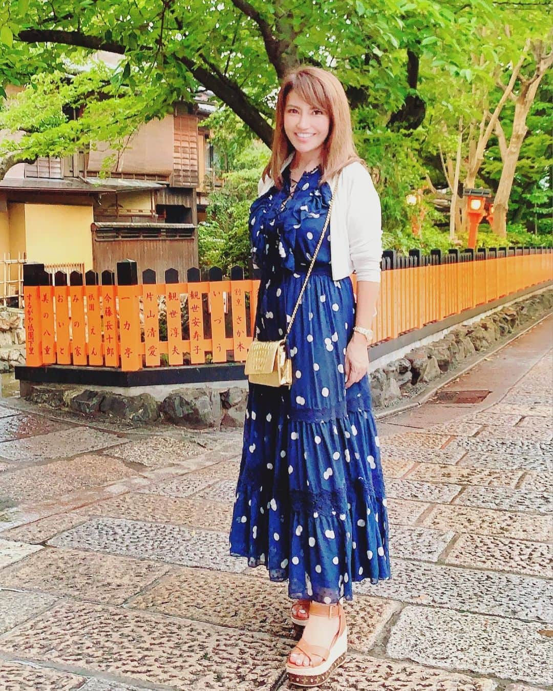 selfieneのインスタグラム：「#日帰り #京都 ﻿ しかも #雨降り ﻿ #大切なビジネスパートナー と﻿ #ランチ会 した﻿ ﻿ #新京極通り ﻿ #八坂神社 ﻿ #京都タワー ﻿ 雨で遠出できなかったけど﻿ #楽しかった ﻿ ﻿ #次回は都内開催 です‼️ ﻿ ﻿ ﻿ 翼が生えたように自由になりたい人は﻿ プロフィールのLINEに登録してね！﻿ ﻿ ↓↓↓﻿ @marigram_uu_﻿ ﻿ ﻿ ﻿ ﻿ #投資女子 ﻿ #投資家 ﻿ #旅行好きな人と繋がりたい ﻿ #旅行好き﻿ #chanel ﻿ #louisvuitton ﻿ #katespade﻿」