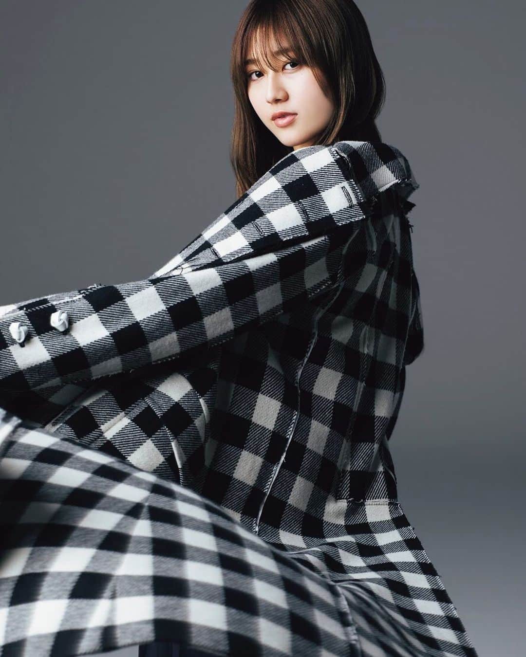 週刊少年マガジンのインスタグラム：「発売中の #週刊少年マガジン 31号に  #欅坂46 #守屋茜 さんが登場！﻿ 副キャプテンとしてチームを引っ張る力強さと、時に見せる無邪気さを兼ね備えるのが彼女の魅力。 #1st写真集 #潜在意識 ﻿ ﻿ 撮影 /  藤本和典﻿ スタイリング / 川上舞乃﻿ ヘアメイク / Mao﻿ デザイン / 坂上和也 (banjo)﻿ 衣装協力 / MIDDLA 　MIYAO　shokurashima　MUSEE DE LANSE」