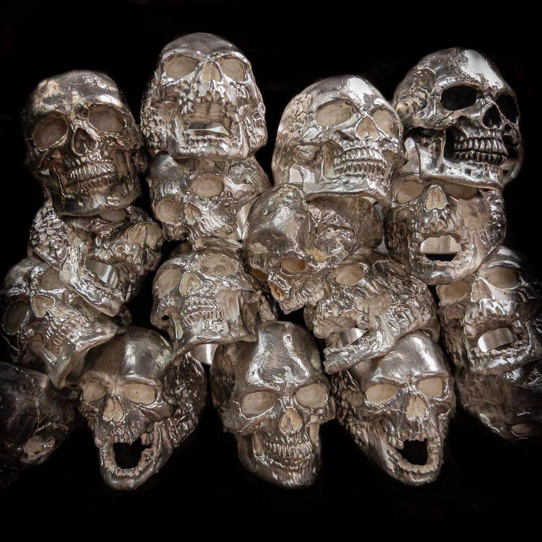 クレイジーピッグさんのインスタグラム写真 - (クレイジーピッグInstagram)「Whole bunch of rough castings just came in ready to finish up for you 🤤 Hit me up in DM’s for any questions with our products 👊💀👊 #Skulls #skullsforever #skulllife #bones #humanskull #brokenskull #brokenbones #rocknrollring #skullsketch #skulltattoo #skullfashion #gothic #gothicfashion #skulljewellery #silver #bones #rings #eyes #smiles」7月3日 22時00分 - crazypigdesignslondon