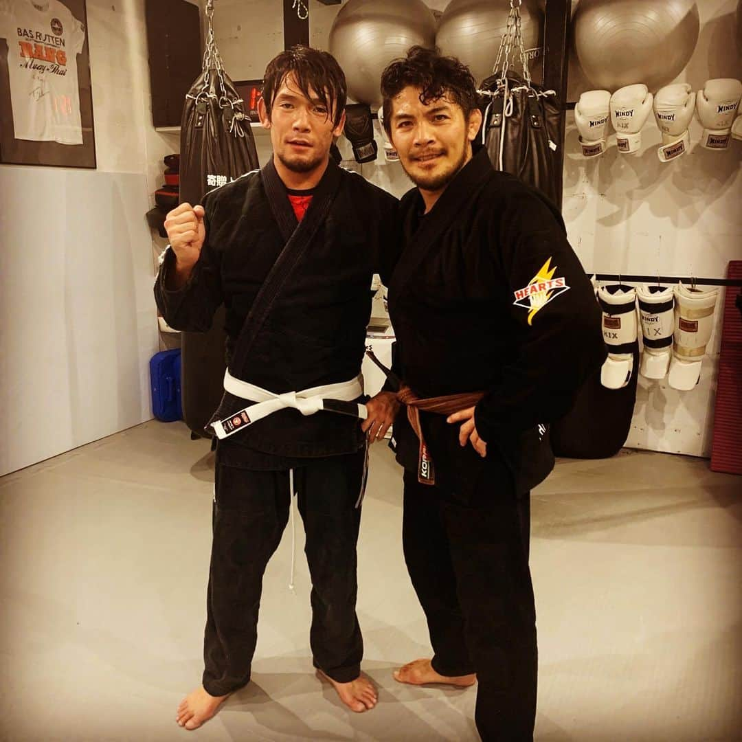 YAMATOのインスタグラム：「Today is Jiu-Jitsu training in the mixed martial arts gym "HEARTS KIX". Thank you Osawa san! and everyone! #dragongate #prowrestling #mixedmartialarts #mma #総合格闘技 #和術慧舟會 #和術慧舟會hearts #heartskix #jiujitsu #柔術 #grappling #寝技 #関節技 #ボクシング #キックボクシング #wrestling #レスリング #トレーニング #training #トレーニングウェア #skins #田園都市線 #駒沢大学」