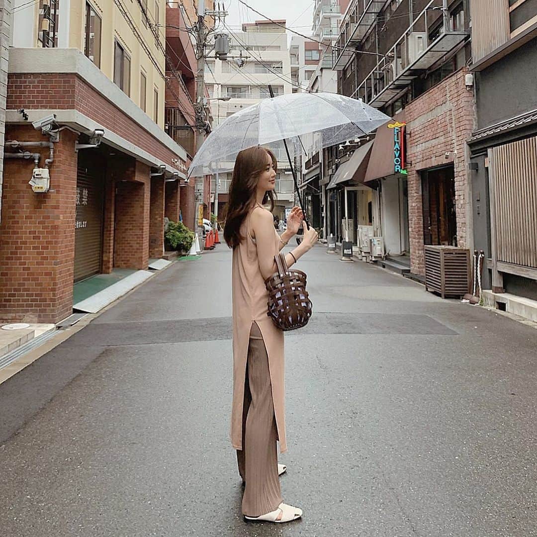 のインスタグラム：「しふく ⠀ 小雨の堀江 ☔︎ ⠀ ワントーンコーデ🦙👡👜 ⠀ dress…#roku  @6______roku  pants…#hyeon  @_hyeon_jp  shoes…#zara  @zara  bag…#ludlow  @ludlow_official」