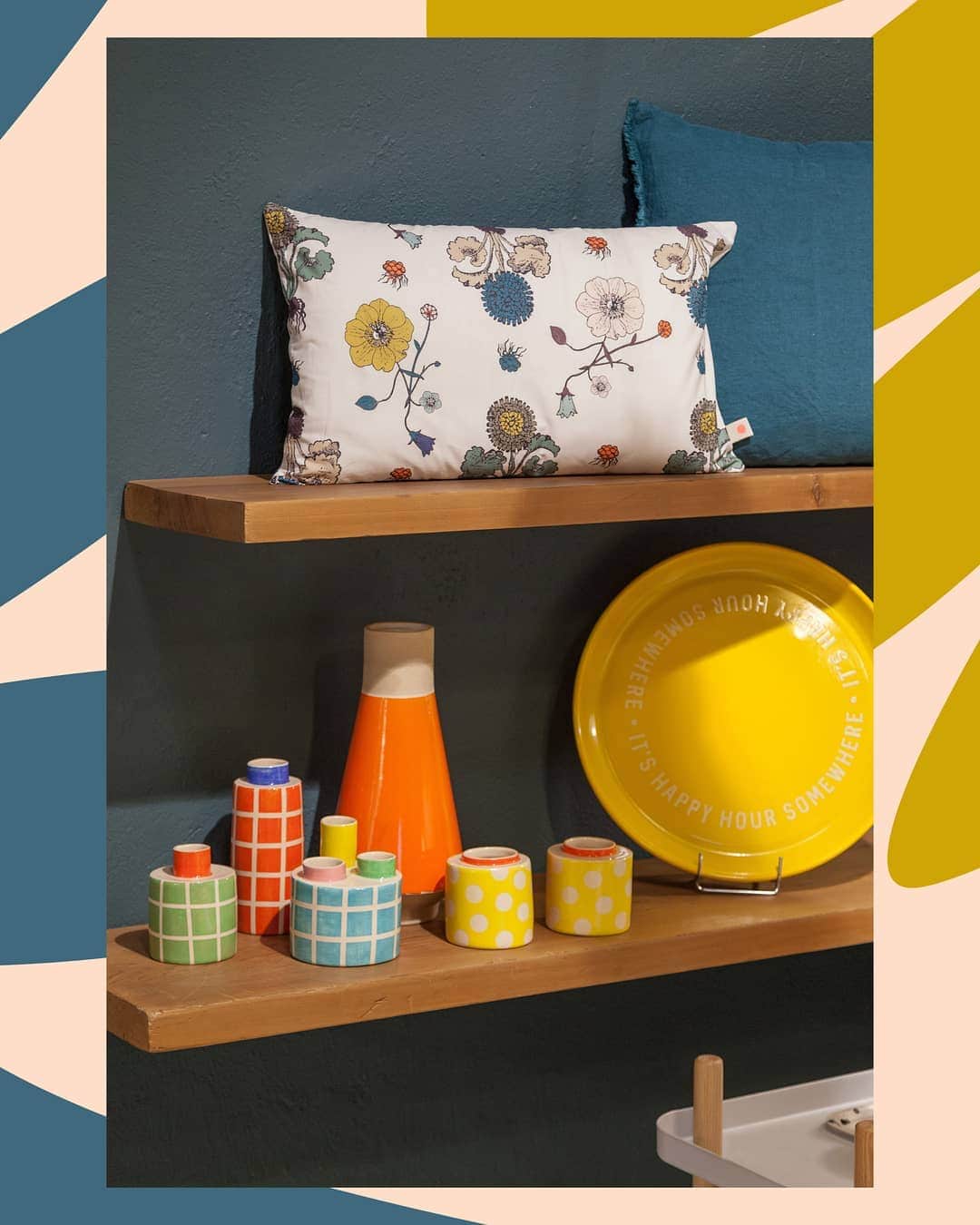 ベンシモンのインスタグラム：「JEU CONCOURS ☀️ Plutôt motifs monkey ou couleurs unies ? Vase cactus ou color block ? On rêve de voir notre sélection déco dans vos intérieurs et comme l’été nous donne aussi envie de vous faire plaisir voici un jeu concours imaginé spécialement pour les fans de déco !  Chaque mois, photographiez votre pièce déco Bensimon et tentez de gagner un bon d’achat valable sur tout le site Bensimon. Pour participer, c’est simple : > Prenez en photo votre pièce déco Bensimon dans votre intérieur. > Poster la photo sur instagram avec les hashtags #maisonbensimon et #decobensimon sans oublier de nous taguer @bensimoncollection !  Une photo sera sélectionnée chaque mois et le/la gagnante recevra un bon d’achat de 100€ à utiliser sur Bensimon.com ✨  Rendez-vous dans nos concept stores et sur Bensimon.com pour découvrir notre offre déco !  Fin du concours et sélection du gagnant Mercredi 31 juillet à 17 heures, à vos appareils ! 📸📱 *En nous taguant sur la photo vous acceptez que celle-ci soit utilisée par la marque Bensimon ! 😉」