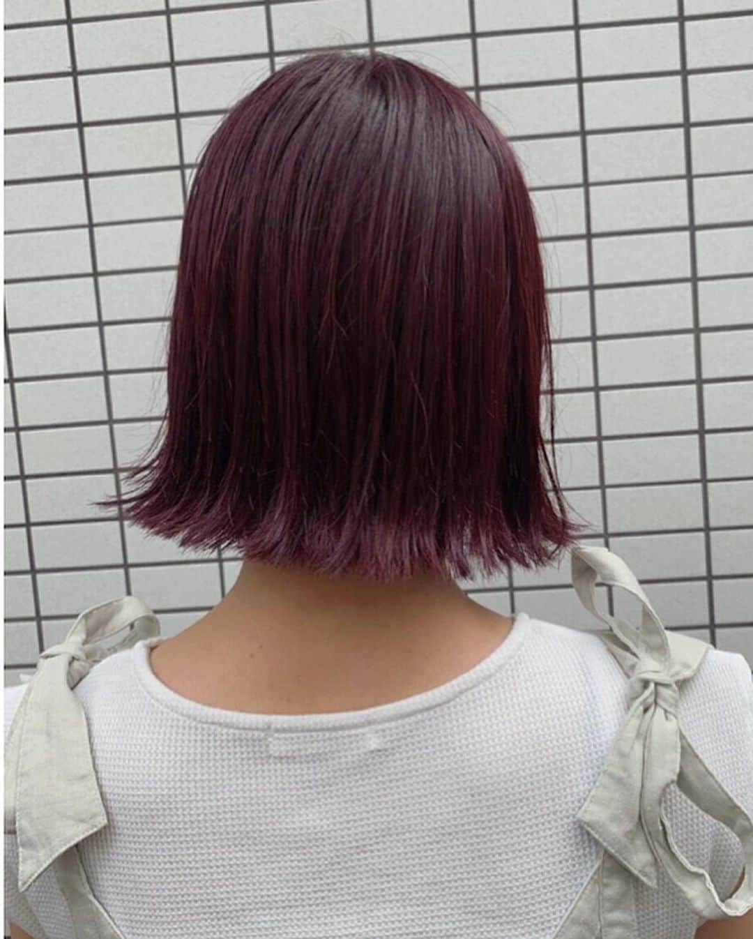 渡邉真梨奈さんのインスタグラム写真 - (渡邉真梨奈Instagram)「. New hair color & cut ✂︎ Red + purple ❤️💜 赤はキープしつつ 紫をプラスしてもらったよ。 前髪も動きが出るように目の下くらいまでカット✂︎ #bena_style  #ご無沙汰の並木さんカット #ボブヘア #bobhaircut #並木さんカット」7月3日 22時04分 - b_e_n_a_92