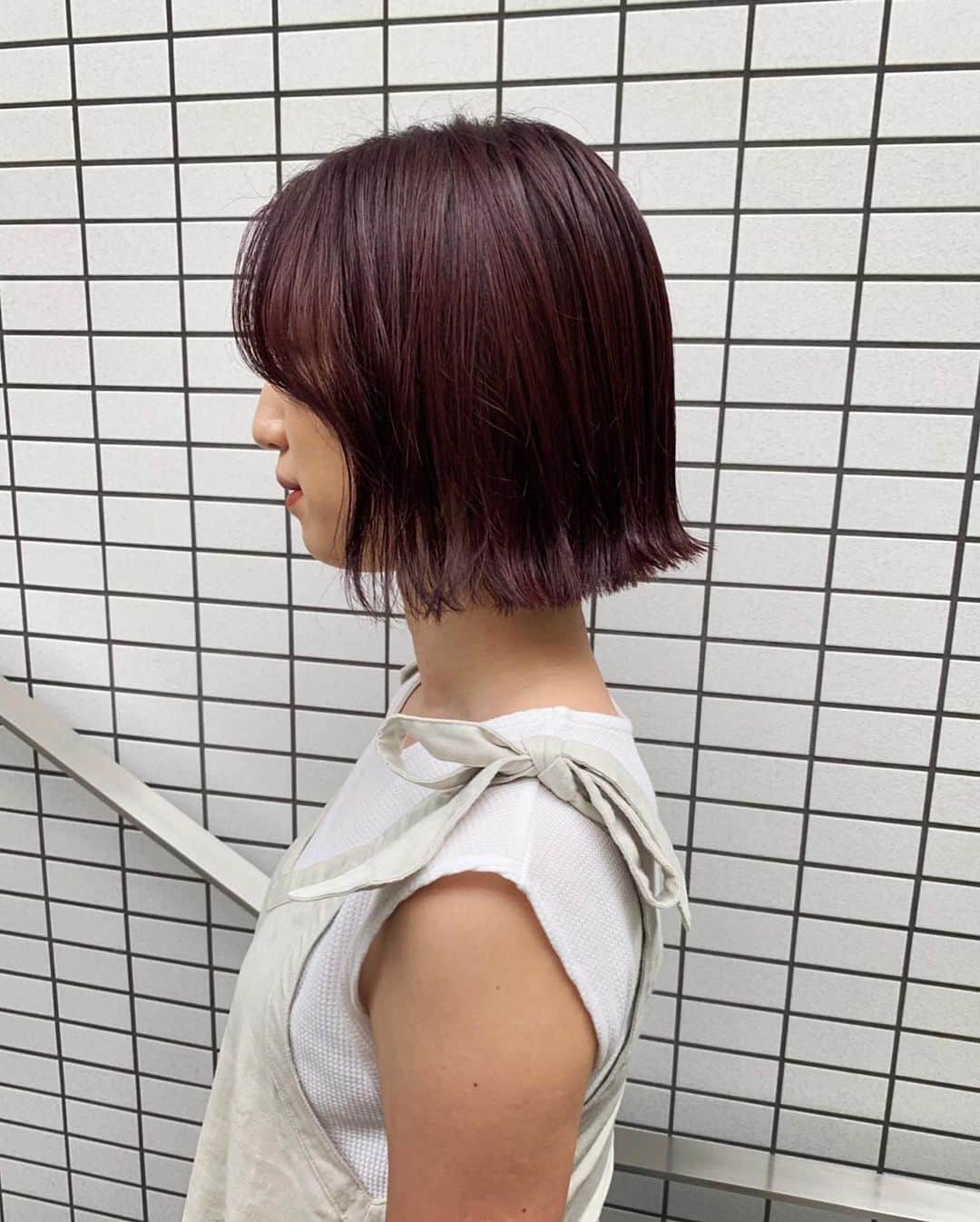 のインスタグラム：「. New hair color & cut ✂︎ Red + purple ❤️💜 赤はキープしつつ 紫をプラスしてもらったよ。 前髪も動きが出るように目の下くらいまでカット✂︎ #bena_style  #ご無沙汰の並木さんカット #ボブヘア #bobhaircut #並木さんカット」