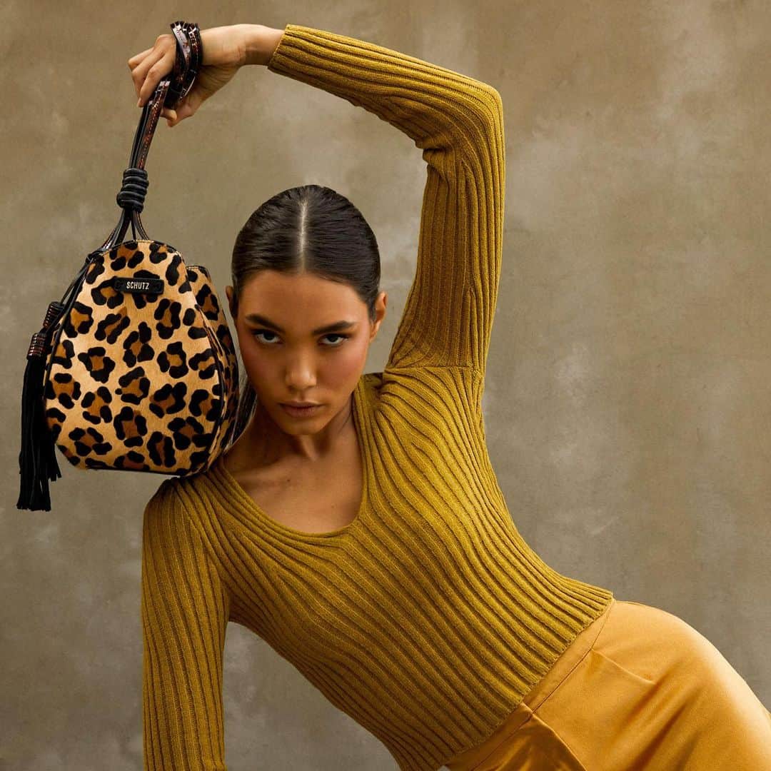 Schutzのインスタグラム：「WILD LOOK • WILD POWER #schutzhandbags #schutzresort」
