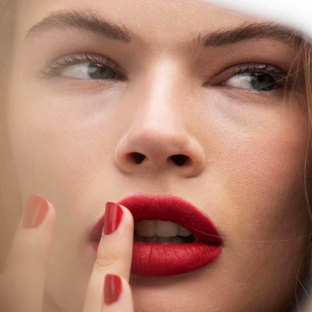 Smashboxのインスタグラム：「The more dramatic the lip, the lighter the traffic. 🤞 ⠀⠀⠀⠀⠀⠀⠀⠀⠀ 💋Always Sharp Lip Liner in Crimson 💋Always On Liquid Lip in Bawse」