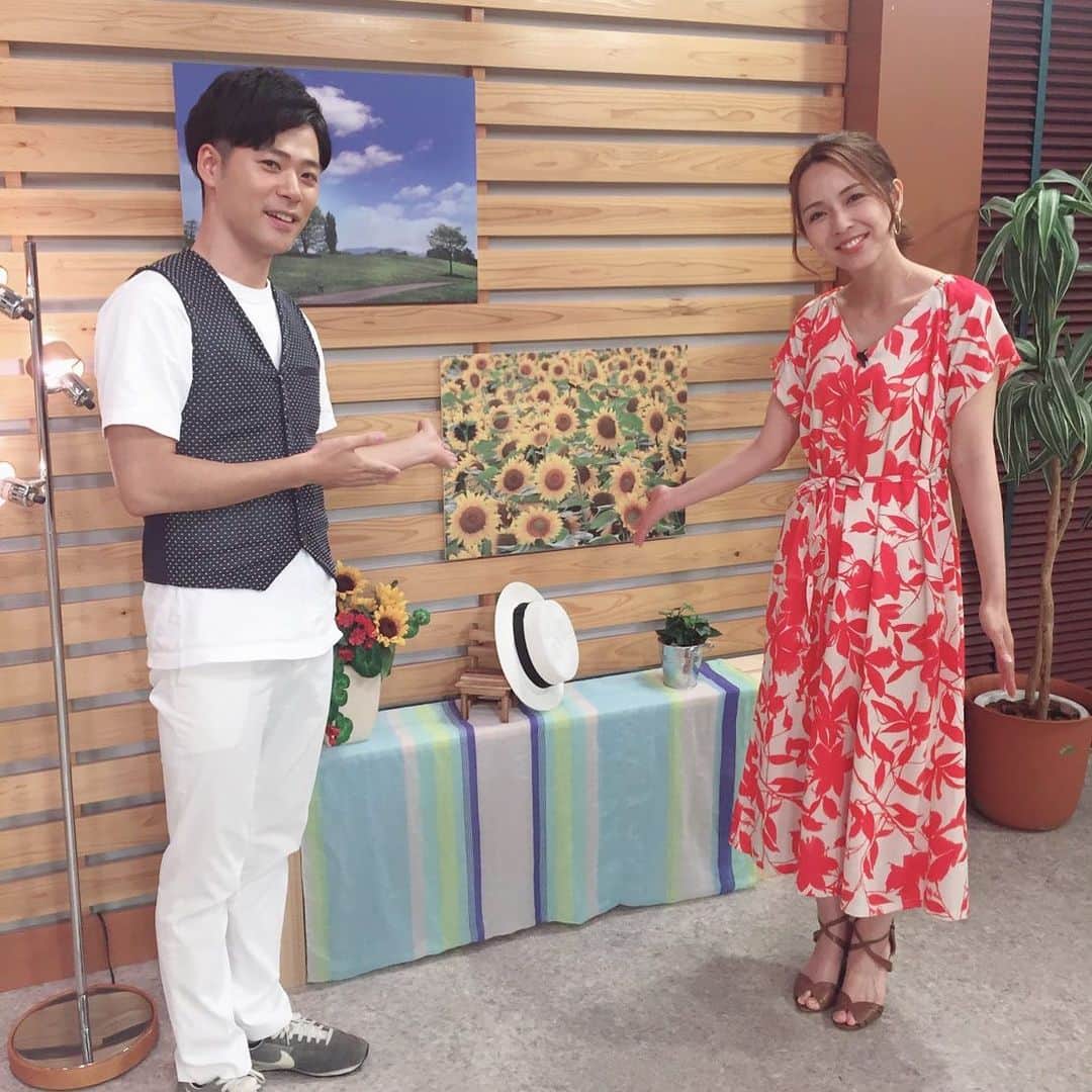 若林翔子のインスタグラム：「* * ブレイクー！ 今日からスタジオは夏ーな感じになっておりました🤗ワクワク❤️ ミヤテレ土曜11:35〜 * * #7月 #ひまわり #夏空 #ちょっとブレイクタイム #ミヤテレ #ハワイ #なんか今日ハワイ感 😄」
