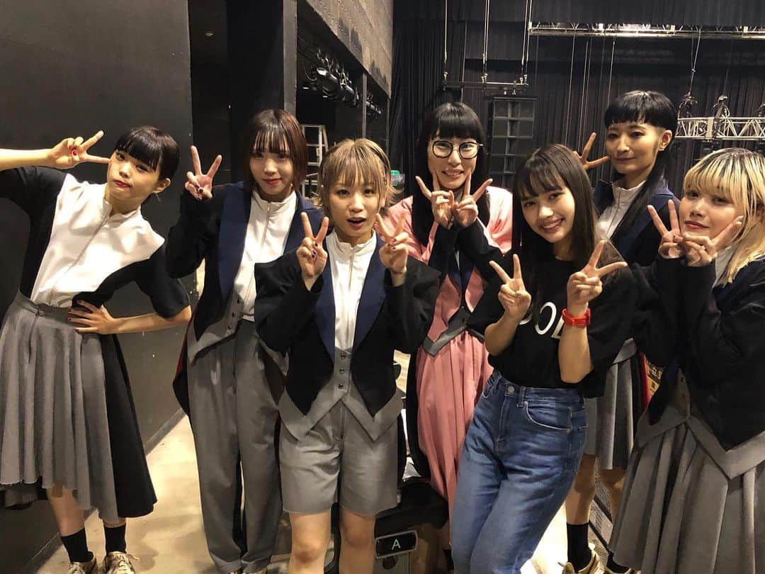 新井舞良さんのインスタグラム写真 - (新井舞良Instagram)「. . BiSHさんの LIFE is COMEDY TOUR のZepp Tokyo Final に行ってきました(IDOL Tシャツもしっかり着用)  札コレでご一緒してからガチハマりしてしまい、、 みんな可愛いしカッコイイし個性あってみんな大好きだけどチッチ推し♥️♥️ 最高だった〜〜 次のホールツアーも楽しみ！！✨ #bish #lifeiscomedytour  #また同じステージに立てるように頑張ることをここにプロミスします」7月3日 22時08分 - myra_arai