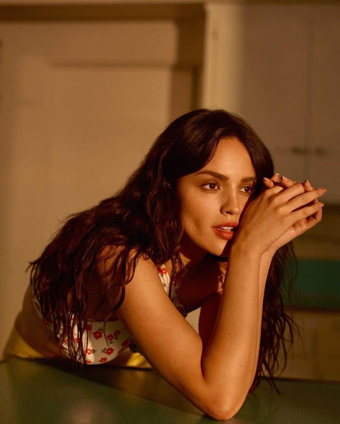 JO BAKERさんのインスタグラム写真 - (JO BAKERInstagram)「E I Z A • G O N Á L E Z 🇲🇽 Rich high heat summer temperature tones on #eizagonzalez shot by @thomaswhiteside for @whowhatwear !! Style @marpeidro  Hair @giannandreahair  Makeup by me #jobakermakeupartist 💋 #summermakeup #summerskin #healthyskin #makeup #makeuplooks #makeupartist #makeupoftheday #mexican #skincare #skincareroutine #skinhealth」7月3日 22時12分 - missjobaker