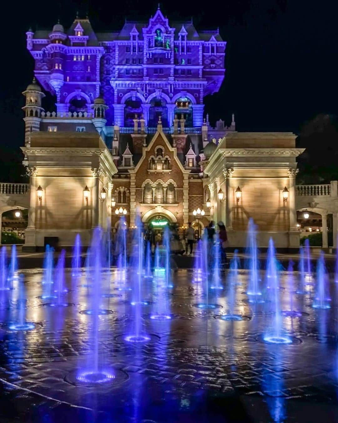 Hatamaさんのインスタグラム写真 - (HatamaInstagram)「＊ ＊  そろそろ噴水で遊ぶ民が増える季節🎐  #tokyodisneyresort #tokyodisneysea #disneygram #disney #disneylife #disneylove #tot #towerofterror #americanwaterfront #awfp #summer  #アメリカンウォーターフロント #噴水 #夜景 #タワーオブテラー #ディズニー  #ディズニー女子 #長時間露光 #夏 #ameba公式トップブロガー」7月3日 22時12分 - hatama_1118