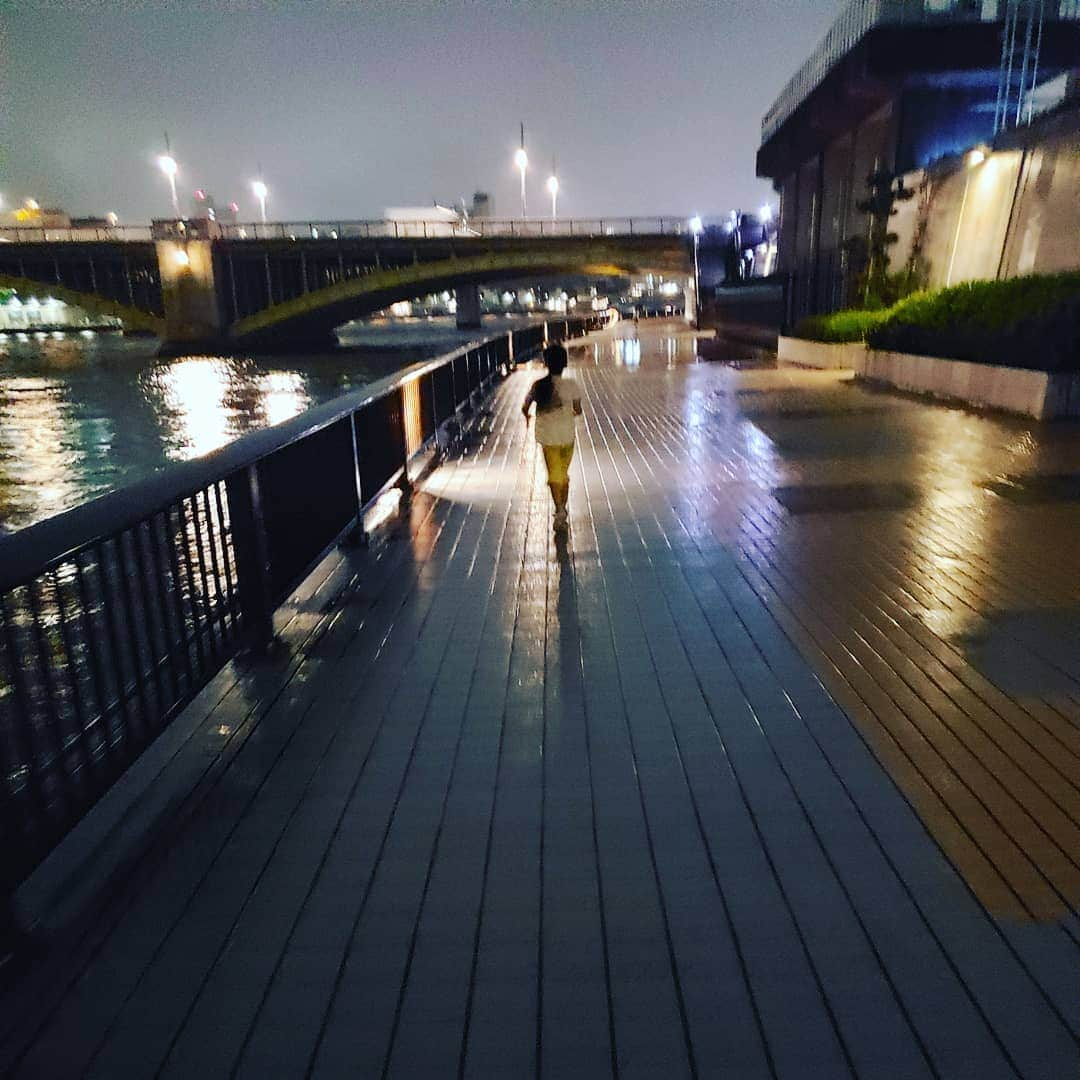 東朋宏さんのインスタグラム写真 - (東朋宏Instagram)「ご飯のあとはちょっと雨降ってたけどランニング‼️ 夏を乗り切る体力付けなきゃね‼️ でもお腹いっぱいで子供に追い付けない。。。(笑)  #隅田川 #隅田公園 #ランニング #マラソン #トレーニング #体力作り #舞台頑張る」7月3日 22時13分 - tomohiro_azuma