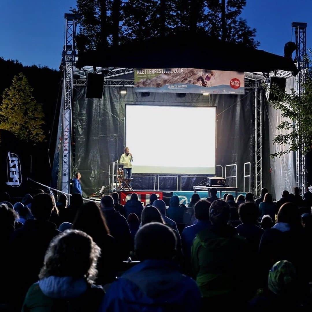 メリッサ・ル・ネーヴェさんのインスタグラム写真 - (メリッサ・ル・ネーヴェInstagram)「From the petzl #kletterfestival in frankenjura to climb some multi pitch in #gastlosen. Then giving some talks about women s evolution in our sport and routesetting in #ispo thanks to adidas and now on my way to Paris to take my flight direction ZA ➡️ no Time to get bored ‼️💯 Before the festival, I settled in frankenjura for more than a month trying to learn patience, waiting my time. Conditions were really hard for me to handle (as always in frankenjura) It was close..but not enough! The heat came and I was forced to switch. Fortunately, the good vibes of the climbing Family brought some spices in my frankenjura routine and petzl gave me the chance to speak about vision and mental process I faced and I’m facing in my career.  What a few weeks ‼️Time is accelerating and now I only dream about magnificent orange lines in south  Africa ! Life can be easy when we are rooted. And I guess climbing is my base 💙  Thanks for supporting this big dream @petzl_official @adidasterrex @fiveten_official and @arkose.climbing  Gastlosen landscape 📸 @mathis_dumas」7月3日 22時28分 - melissaleneve