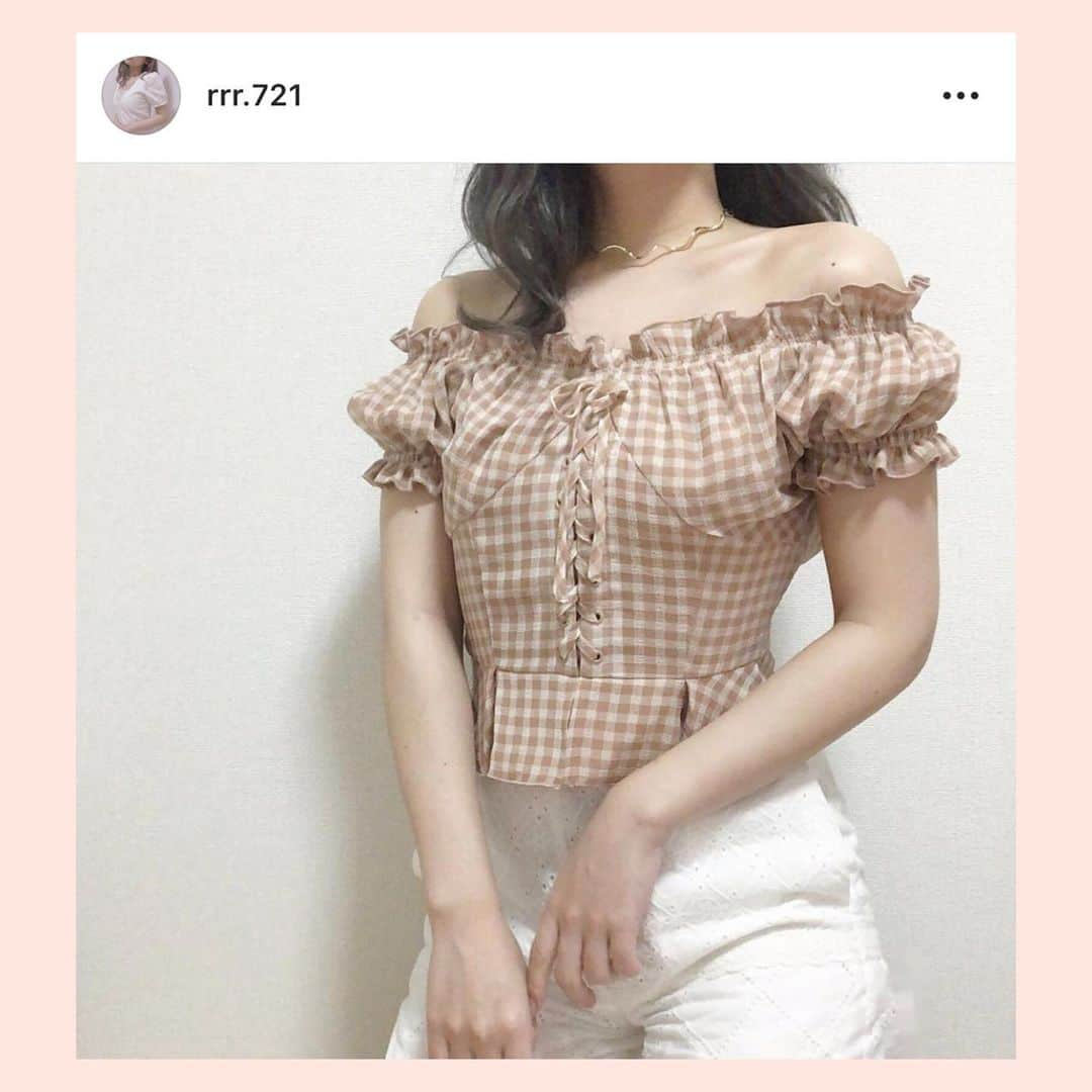 bis_web bis [ビス] さんのインスタグラム写真 - (bis_web bis [ビス] Instagram)「🍒﻿ ﻿ ﻿ ガーリーなコーディネートには﻿ ギンガムチェックを取り入れよう🖤 ﻿ ﻿ ギンガムチェックにはいろんなカラーが…！﻿ ﻿ 大人っぽさのあるガーリーにはブラックを。﻿ よりガーリーに、ポップにするならレッドを。﻿ ﻿ イエローやベージュのギンガムチェックは﻿ 柔らかい印象に…🌷﻿ ﻿ ﻿ 自分に合ったスタイルで﻿ ギンガムチェックのカラーを選んでみて！﻿ ぴったりのお洋服が見つかるはず🖤﻿ ﻿ ﻿ ﻿ #fashion #コーディネート #epine #ギンガムチェック #rili_tokyo #ワンピース #黒 #チェック #ギンガムチェックワンピース #ワンピース #ブラウス #ギンガムチェックブラウス #スクエアネック #ベージュ #red #black #yellow #ガーリー #大人ガーリー #コーデ #きょコ #ootd #bis_web」7月3日 22時20分 - bis_web