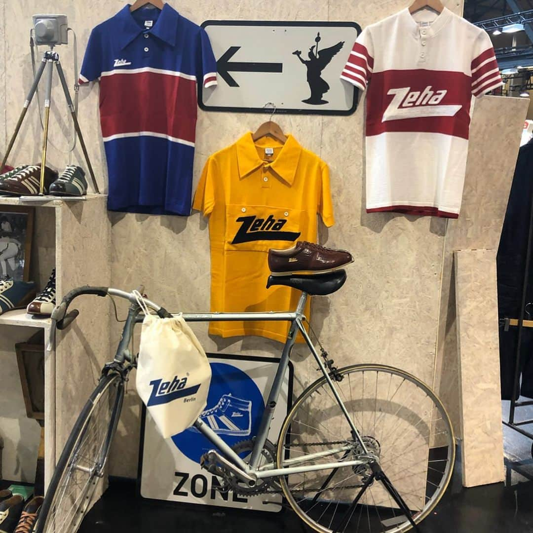 ツェハさんのインスタグラム写真 - (ツェハInstagram)「New! New! New ! Der FAVORIT! Der Rennrad Schuh 🚲 und die Vintage Trikots 👕 Von Dienstag 2. bis Donnerstag 4. Juli präsentieren wir euch in der Arena Berlin die ersten Highlights unserer Frühling/Sommer Kollektion ! #zehaberlin #seek #berlinfashionweek #berlin #vintage #sneakers #fotooftheday #schuhe #shoes #footwear #bike #ciclismo #footwearnews #menswear #womanshoes #rennradtrikot #bikejersey #carlhässner #liga #club #rennrad #marathon #binz #finalist #rennradliebe #vintesportwear #madeineu #summeroutfit #summervibes #berlinstreetstyle」7月3日 22時20分 - zehaberlin