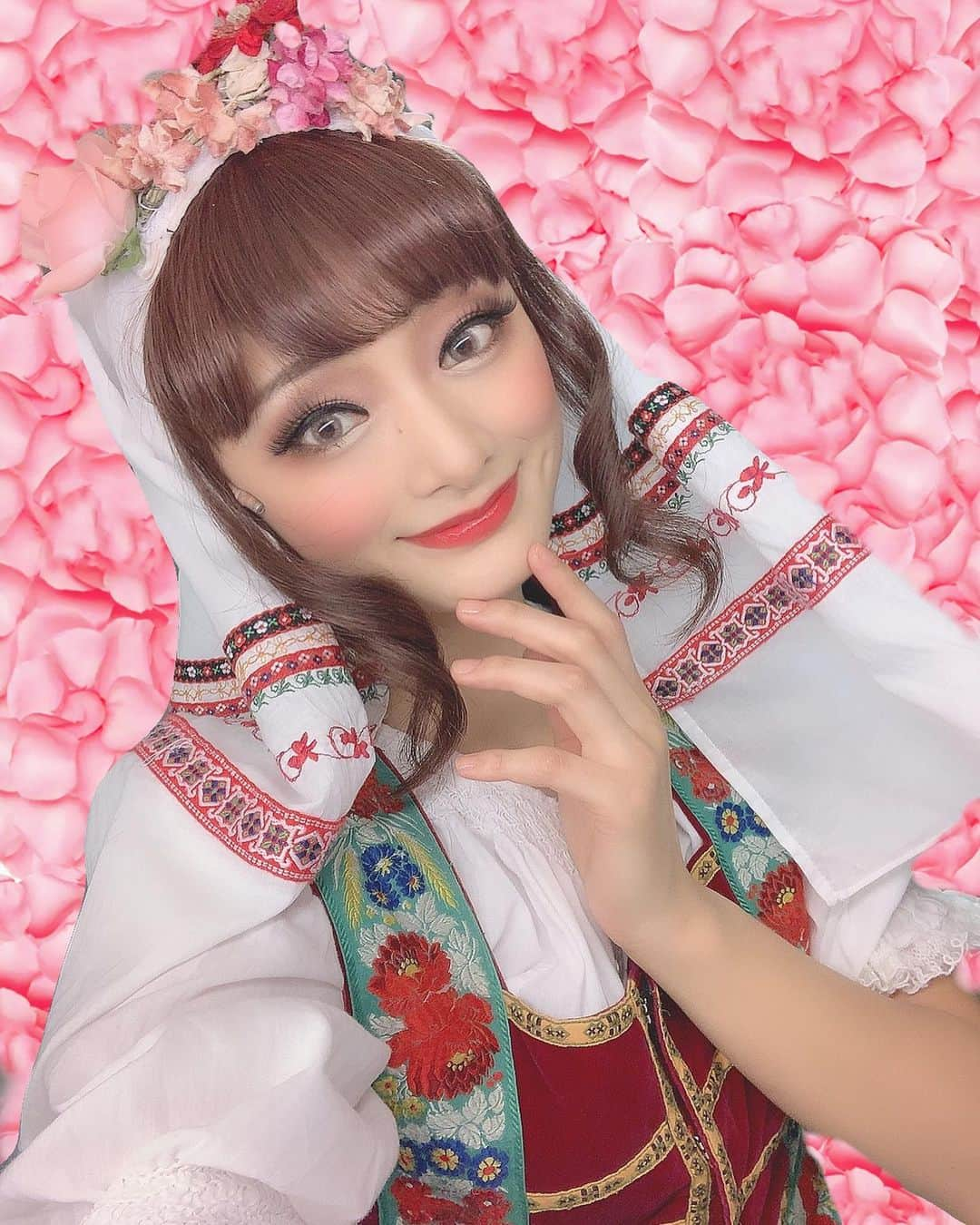 内田美麗（麗奈ゆう）さんのインスタグラム写真 - (内田美麗（麗奈ゆう）Instagram)「本日もご観劇頂き、ありがとうございました🙇‍♀️✨❤️❤️❤️ 明日は休演日です💓💓 ずっと楽しみにしていた観劇なのです💛😊 ハンガリーのお衣装🇭🇺💓 可愛いでしょっ🍑🍑 とってもお気に入り👗 全部お気に入りだっ笑🥺💓👗👍💜💜 そうそう！ハンガリーの時だけオレンジよりの🍊コーラルリップに変えたんだ🧡  #エリザベート #エリザ#帝国劇場#ハンガリー#衣装#舞台#ミュージカル#musical#メイク#舞台メイク#コーラル#メイベリン」7月3日 22時22分 - miretan29