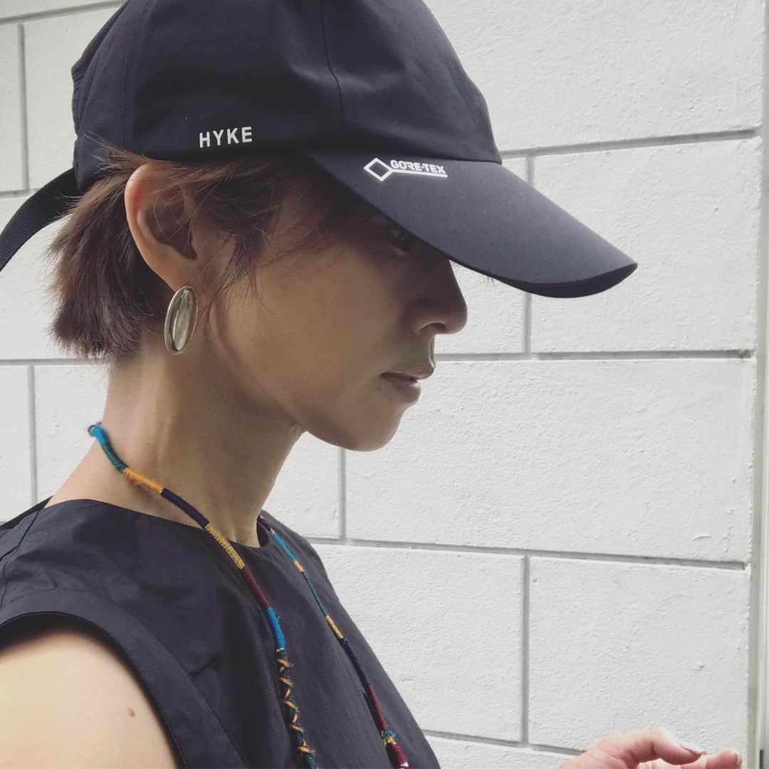 畑野ひろ子のインスタグラム：「今日は、ブラックCD。 イヤホンをアクセサリー感覚でかけてみる。 新調した、ニューカラーのイヤホンが届くのが待ち遠しい🥰」