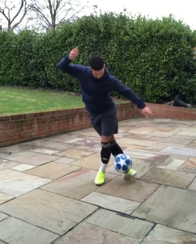 F2Freestylersのインスタグラム：「Your mate with the most tekkers is ________」