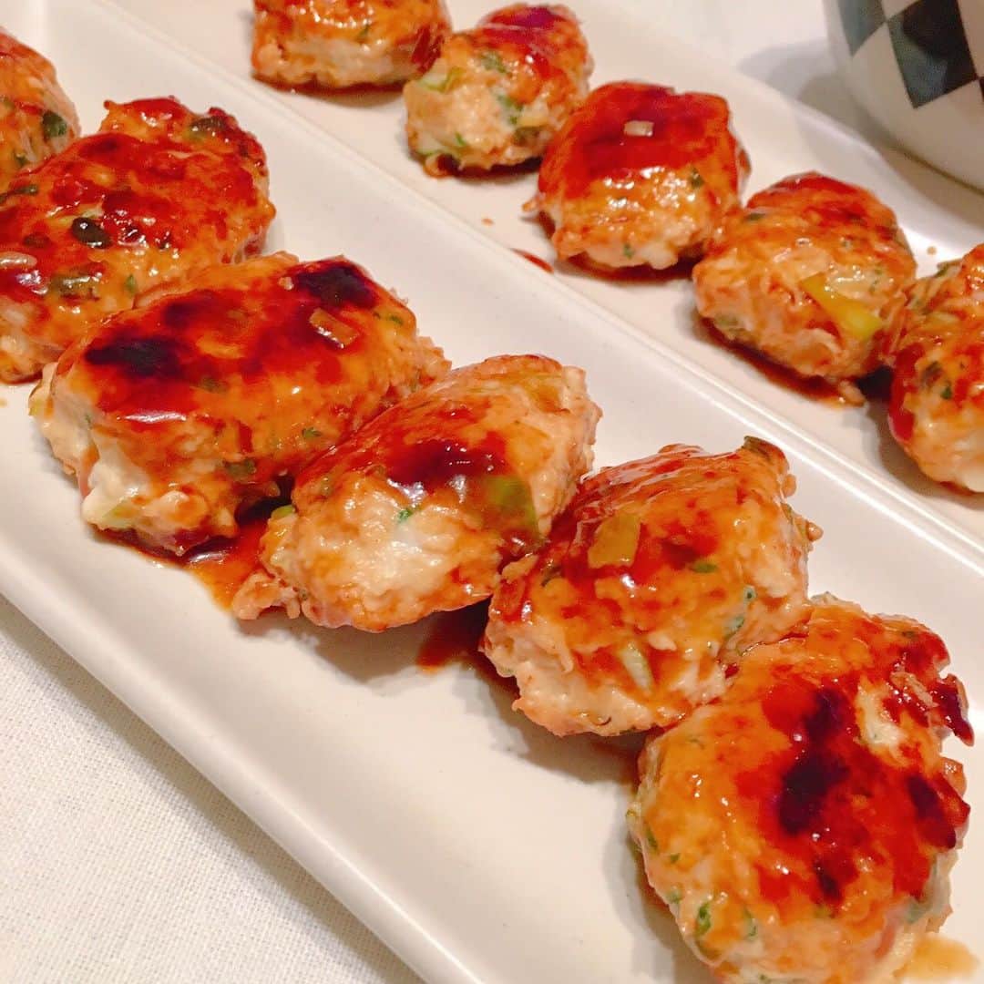 山西章博さんのインスタグラム写真 - (山西章博Instagram)「今日のご飯。鶏つくねなのさ！ #鶏つくね #鶏むね挽肉  #照り焼き #プレーンとチーズ入り  #次は串に刺したい #初心者主夫」7月3日 22時36分 - akihiro.yama1129