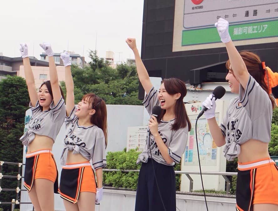 阿部智帆のインスタグラム：「‪サヨナラ勝利🌟‬ ‪最高でーーーーーす😆❣️‬ . ‪みなさん、グータッチ〜👊🧡‬ ‪全員野球で勝ち取った白星は格別ですね😭✨‬ . . 試合が終わった瞬間、 解説の川相昌弘さんも 「今日は解説に来た甲斐があったなぁー‼︎最高の試合‼︎」と笑顔満開😆 . バントの神様✨川相さんの解説の日に 増田選手のナイスバント‼️ そして 今日川相さんが持ってきて下さったユニホームは ナイススチール 若林選手と同じく背番号60‼️ . なんてドラマチックな１日😭💕 . この勢いで、 ‪明日も勝ぁ〜つ✌️‬ . #giants #巨人 #サヨナラ勝利 #全員野球」