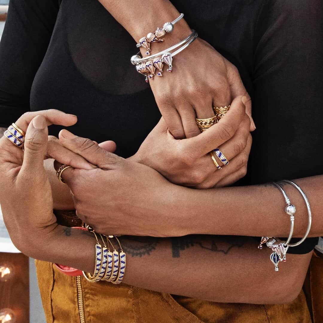 のインスタグラム：「Create your dream summer look with gleaming metals in contrasting tones with meaningful charms to express your nomadic, carefree spirit, just like traveling trendsetters @cocoandbreezy. #Pandora #TravelInStyle #PandoraBracelet #PandoraCharm #PandoraStyle」