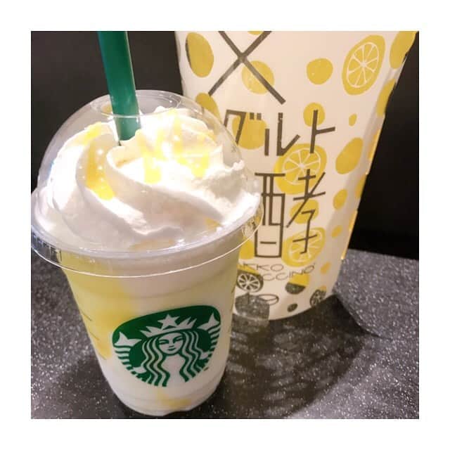 川口智美のインスタグラム：「いつもは #チャイティーラテ のアイス だけど...期間限定の #レモンヨーグルト発酵フラペチーノ と #ティバーナフローズンティー  も この夏にぴったりな爽やかな味で美味しかった🍋  #スタバ #スターバックスコーヒー  #香る煎茶xグリーンアップル #starbuckscoffee #starbucks #chaitealatte #frapuccino #ジム 終わりに飲んじゃった」