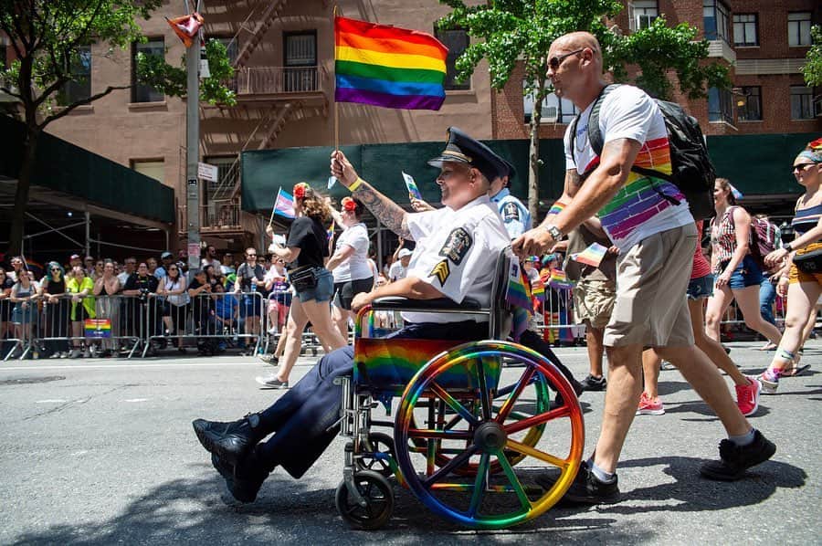 WWDジャパンさんのインスタグラム写真 - (WWDジャパンInstagram)「スナップ：ニューヨークがレインボー一色に　「ワールドプライド」パレード参加者スナップ﻿ ﻿ 　ニューヨークのグリニッジビレッジで6月30日、「ワールドプライド（World Pride）」パレードが開催された。「ワールドプライド」は、LGBTQ（レズビアン、ゲイ、バイセクシャル、トランスジェンダー等の性的少数者）の人たちが、彼らの誇りの表明とともに行進し、人権を主張する世界的なイベントだ。今年は、同性愛者迫害に対する抗議がアメリカで初めて行われた1969年6月28日の「ストーンウォールの反乱」から50周年を記念し、より大規模なものとなった。﻿ ﻿ パレードの模様を捉えた全38枚はストーリーまたはプロフィールのリンクから🔗﻿ ﻿ PHOTOS : ANDREW MORALES / WWD (c) FAIRCHILD PUBLISHING, LLC﻿ ﻿ #pride  #pridemonth #loveislove #bornperfect #equalitymatters #accelerateacceptance #pride2019 #lgbtq #loveislove #gaypride #instagay #rainbow #lovewins  #dragqueen #equality #lgbtpride #pridemakeup #prideparade #pridemonth2019 #🌈」7月3日 22時37分 - wwd_jp