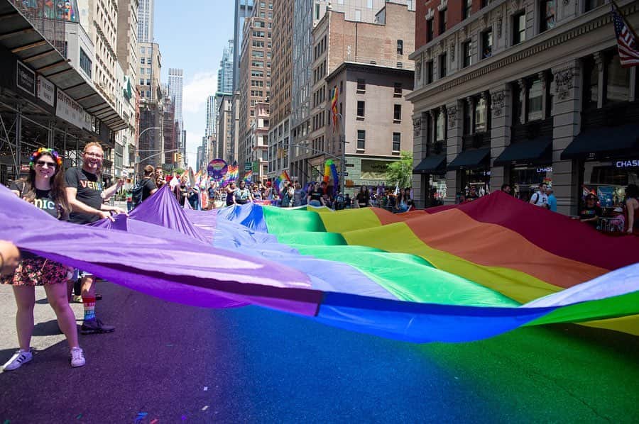 WWDジャパンさんのインスタグラム写真 - (WWDジャパンInstagram)「スナップ：ニューヨークがレインボー一色に　「ワールドプライド」パレード参加者スナップ﻿ ﻿ 　ニューヨークのグリニッジビレッジで6月30日、「ワールドプライド（World Pride）」パレードが開催された。「ワールドプライド」は、LGBTQ（レズビアン、ゲイ、バイセクシャル、トランスジェンダー等の性的少数者）の人たちが、彼らの誇りの表明とともに行進し、人権を主張する世界的なイベントだ。今年は、同性愛者迫害に対する抗議がアメリカで初めて行われた1969年6月28日の「ストーンウォールの反乱」から50周年を記念し、より大規模なものとなった。﻿ ﻿ パレードの模様を捉えた全38枚はストーリーまたはプロフィールのリンクから🔗﻿ ﻿ PHOTOS : ANDREW MORALES / WWD (c) FAIRCHILD PUBLISHING, LLC﻿ ﻿ #pride  #pridemonth #loveislove #bornperfect #equalitymatters #accelerateacceptance #pride2019 #lgbtq #loveislove #gaypride #instagay #rainbow #lovewins  #dragqueen #equality #lgbtpride #pridemakeup #prideparade #pridemonth2019 #🌈」7月3日 22時37分 - wwd_jp