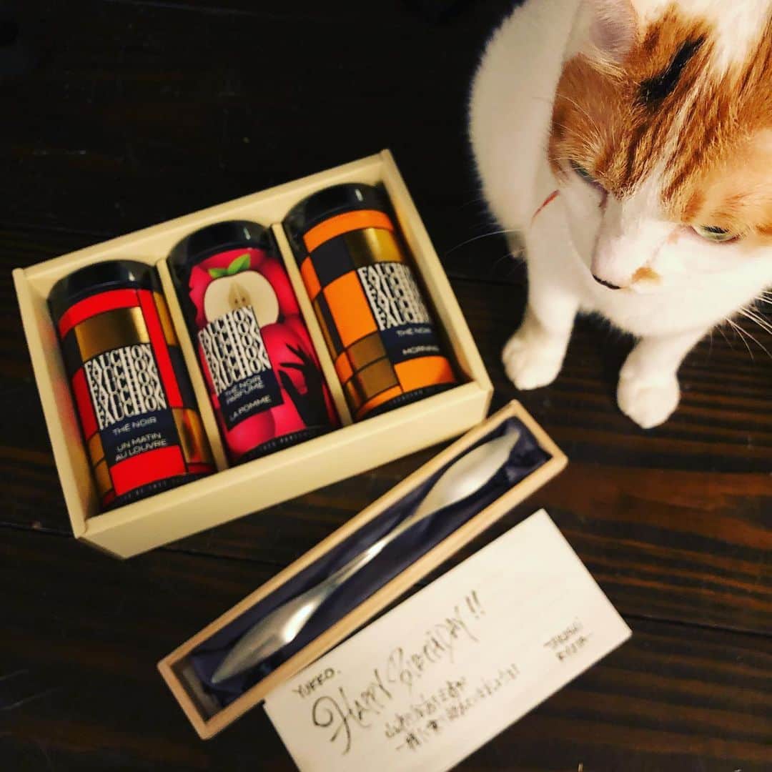 のインスタグラム：「あーん！弟カップルから誕プレ届いた〜ん❤️いつもありがとう〜❤️いや〜ん！また頑張れちゃう❤️❤️❤️💪💪💪」