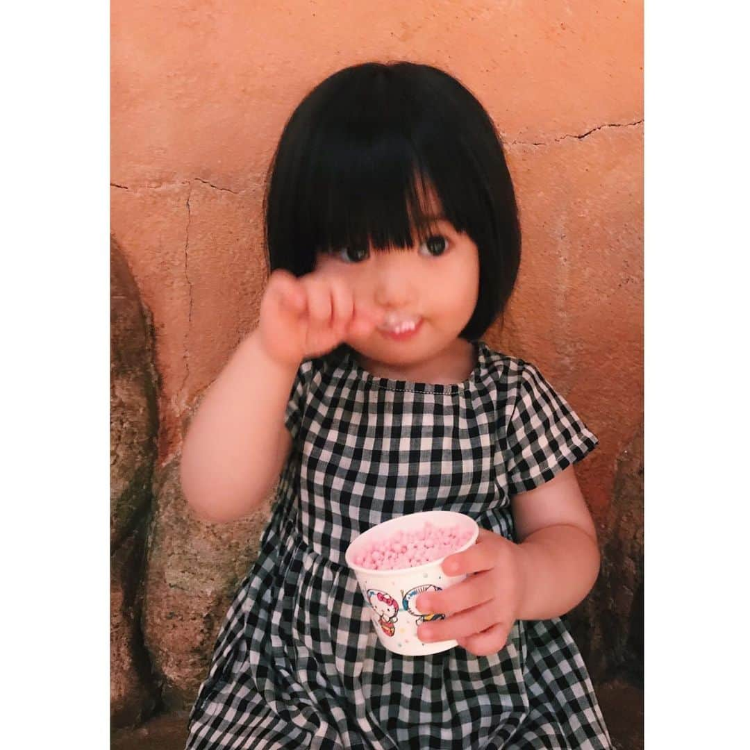 板橋よしえさんのインスタグラム写真 - (板橋よしえInstagram)「今日で2歳7ヶ月になった娘 ・ ・転んだら、傷がなくても痛かった場所にお気に入りのアンパンマンの絆創膏を貼るブームが到来している娘。 パパに「パパ、お外で転んだらばんそうこうはってあげるね！」と言っていました ・一緒にお風呂に入っていたとき、わたしの目に泡が入ってしまったら「ママおめめ痛い？ばんそうこうはる？」と娘（笑）痛いとなんでも絆創膏をはるものだと思っています･･･！ ・お友達とアンパンチごっこをしているらしく、わたしにも「もう悪いことする！アンパーンチ！」と言ってアンパンチしてきます😂 アンパンチ＝悪いことと思っているのかな？とパンチされても思わず笑ってしまいます ・パパとママが話していることを聞いていて 「なんていってるの？〇〇（自分の名前）におしえてー」と言うように！ ・「お買い物いこー」とお買い物バッグを持ってお誘いしてくる娘（家の中をぐるぐるするだけですが） 「アイスとジュース買ってあげる」 「ママのだいすき、〇〇（自分の名前）買ってあげるから一緒にいこー」って😂 ・ヨーグルトを食べたあと、ヨーグルトの残りをスプーンで顔にぺたぺた😳 「ママのお化粧のまねっこしてるのー」って😂 ・ダンボールを捨てにいこうとしたら、一緒に持ってくれて「よいしょよいしょ。わーっしょいわーっしょい」と言いながら、ゴミ捨てを手伝ってくれました🥺✨ ・わたしがミスをしてしまって、パパに注意されていたとき、パパに抱っこされてた娘が 「パパうるさい」「もういわないで」と言って、パパの顔をぐいぐい押していた😳 “うるさい”も“もういわないで”も初めて言ったのでびっくりです😳!!! ・朝、保育園の階段を一緒に上っているとき「ママおしごとがんばってね」と言ってくれました🥺✨じ～ん ・今までおもちゃを欲しがらなかった娘。 シルバニアファミリーのお家を見て、初めて「うさぎちゃんのお家が欲しいの」と言いました🐰 ・テレビで料理をしている人をみかけると 「パパのまねっこしてるー」と言う ・箱の中にアイスのおもちゃを入れて「おみやげでーす」と言っていた ・テレビにSHISHAMOの3人が出てきたら わたしの携帯からSHISHAMOのみんなに自分が抱っこされてる写真を探して「見つけたよ！」って😳👏 ・教えていないのに、写真を撮るとき、片足を前に出してピースをする😂 ・ちょうちょをみて「あー！ちょうちょー！」と言い、近くに飛んできたら「めっちゃやばい！」と言っていた😳 “めっちゃ”とか“やばい”とか言うんだ！とびっくり！ ・娘が探してたおもちゃを見つけて「ここにあったよ」と言うと「おしえてくれてありがとう」と言った。 そんなことどこで覚えたのかな！？と思っていたら、わたしがよく言っていたみたいです😂 ・保育園に行く道すがら花壇の前にしゃがみこみ「ママー！ありさんいるよー。みてごらん」「ありさんなにしてるのかな。ごはんさがしてるのかなー」と言ってじーっと観察していた🐜 ・パパが娘を連れて急いでいたら 「パパ、ママのまねっこしてるのー？」って言っていたらしい。わたしがいつも急いでいるからかな🥺💦 ・TVからディズニーランドのイッツ・ア・スモールワールドの歌が流れてきたら「ミッキーのとこ行ったね！」と娘😳 まだ1回しか行けていないのに、よく憶えてるなあ～！とびっくり！ ・保育園の帰り「3匹のこぶたさん、レンガのおうちこわれないよ」と言っていた🐖 最近はストーリーのある絵本に興味が出てきて「3匹のこぶた」と「桃太郎」の絵本が好きなようです📕 ・今まで髪の毛を結んでもすぐにとってしまっていた娘。保育園で髪を結んでいるお友達が増えたからか「髪結ぶー」と言うように！ 自分でゴムの色まで選んでいます☺️ ・靴や靴下、ズボンを自分ではいたり脱いだり出来るように ・保育園で英語がスタート。ABCの歌を歌えるようになりました ・ この1ヶ月でまた言葉をたくさん話すようになり、こんな言葉を知っているの！？と驚くことがたくさん！ いろいろなごっこ遊びが増えたり、自分でやりたいことも増えたり･･･。 あと数ヶ月で3歳になるのかあ･･･とすでに寂しくなっています。まだまだ小さいままでいて欲しいよ～🥺 #2歳 #2歳7ヶ月 #娘の成長記録✏️_yoshie」7月3日 22時48分 - candy_yoshie