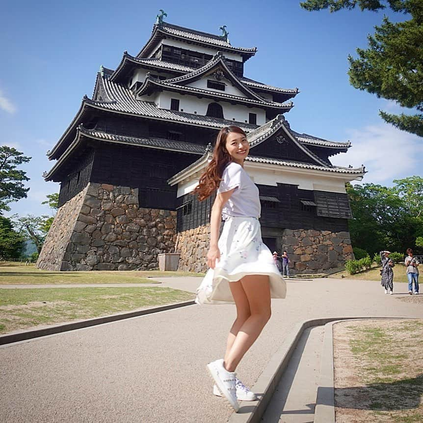 黒澤ゆりかさんのインスタグラム写真 - (黒澤ゆりかInstagram)「お知らせです❣️ FODドラマ 『不倫食堂』第2期に 島根県松江市の「鯖しゃぶ」3話ヒロイン・仁美役で出演します💕🐟 FODドラマ 『不倫食堂』第2期 7月17日（水）深0時より配信スタート 毎週（水）深0時最新話配信  主演：武田真治 出演：おのののか、中別府葵、黒澤ゆりか、永尾まりや  第1期配信ページ：https://fod.fujitv.co.jp/s/genre/drama/ser4f00/  FOD：http://fod.fujitv.co.jp/  やっとお知らせできました♪ 島根県に撮影にいっていたのはこれでした♪ もちろん島根でもふわり💕 OAをお楽しみにしていてください！ ドキドキ💕  #model #art #japanesegirl ﻿#不倫食堂 #ドラマ  #ミニスカート  #skirt #スカートふわり #スカートめくり #チラリズム  #和製モンロー #スカートめくられのプロ  #グラビア #鯖しゃぶ #松江城 #島根県 #monroegirl﻿ #スカートひらり #gravure  #ドラマ # #インスタグラビア #絶対領域  #パンチラ﻿  #スカートコーデ #本日のスカートふわり﻿  #角度を変えたくなる写真﻿ ❤︎#produceYURIKA﻿」7月3日 22時51分 - yurikakurosawa