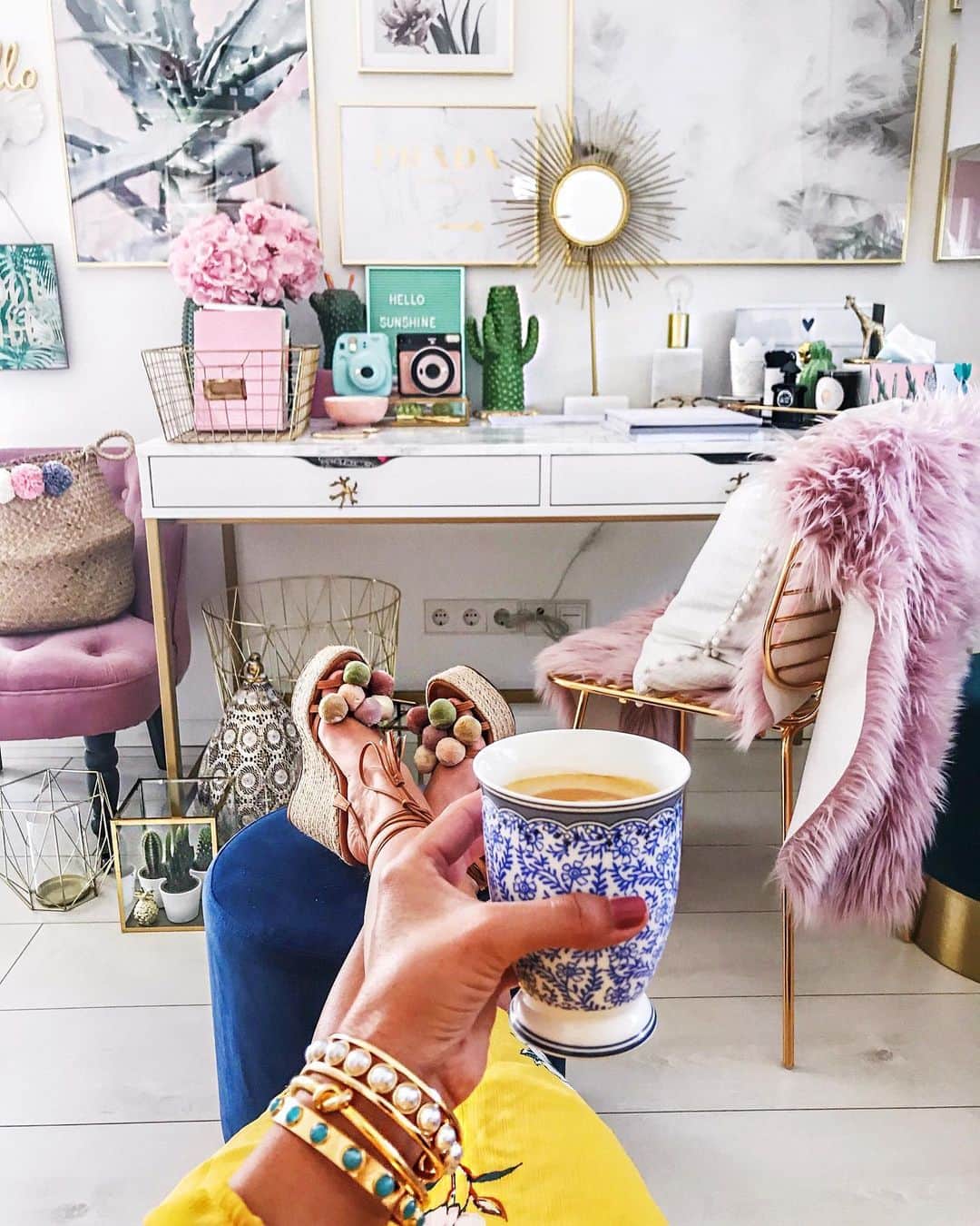 Anniさんのインスタグラム写真 - (AnniInstagram)「Smile it‘s wednesday ... 👩🏻‍💻☕️✨🌸 #office ☀️——————————————————————————— • • • •  #house #wirbaueneinhaus #interior #blogger #inspiration #haus #house #americanstyle #fashionblogger #fashionblogger_de #blogger #inspo #girl #me #office #büro #glitter #pink #gold #mywestwingstyle #ikea #depot_online #maisondumonde #liketkit #tumblr」7月3日 23時06分 - annaleacosta