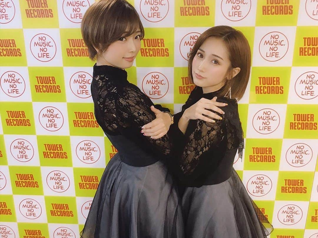 紗倉まなさんのインスタグラム写真 - (紗倉まなInstagram)「リリイベ三昧の日々。今日もありがてぃー！次は吉祥寺イベと新宿イベだ(*´◒`*) #おとフラ #おとといフライデー  #小島みなみ #紗倉まな  #リリイベ #ENIGMA #新曲 #神曲」7月3日 23時20分 - sakuramanateee