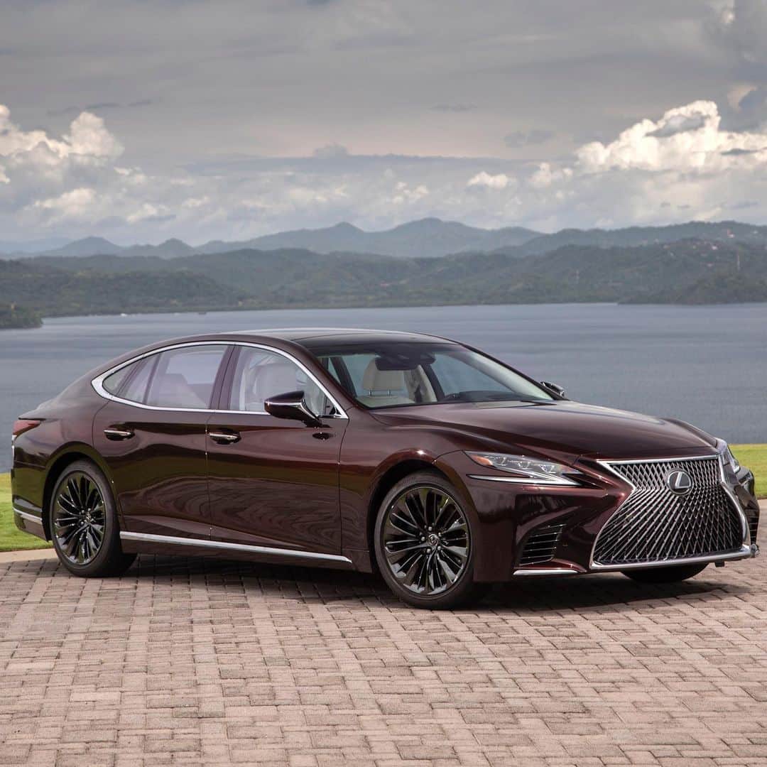 Lexus USAさんのインスタグラム写真 - (Lexus USAInstagram)「As if it couldn’t get any more inspiring. Introducing the all-new addition to the Inspiration Series, the #LexusLS.」7月3日 23時28分 - lexususa