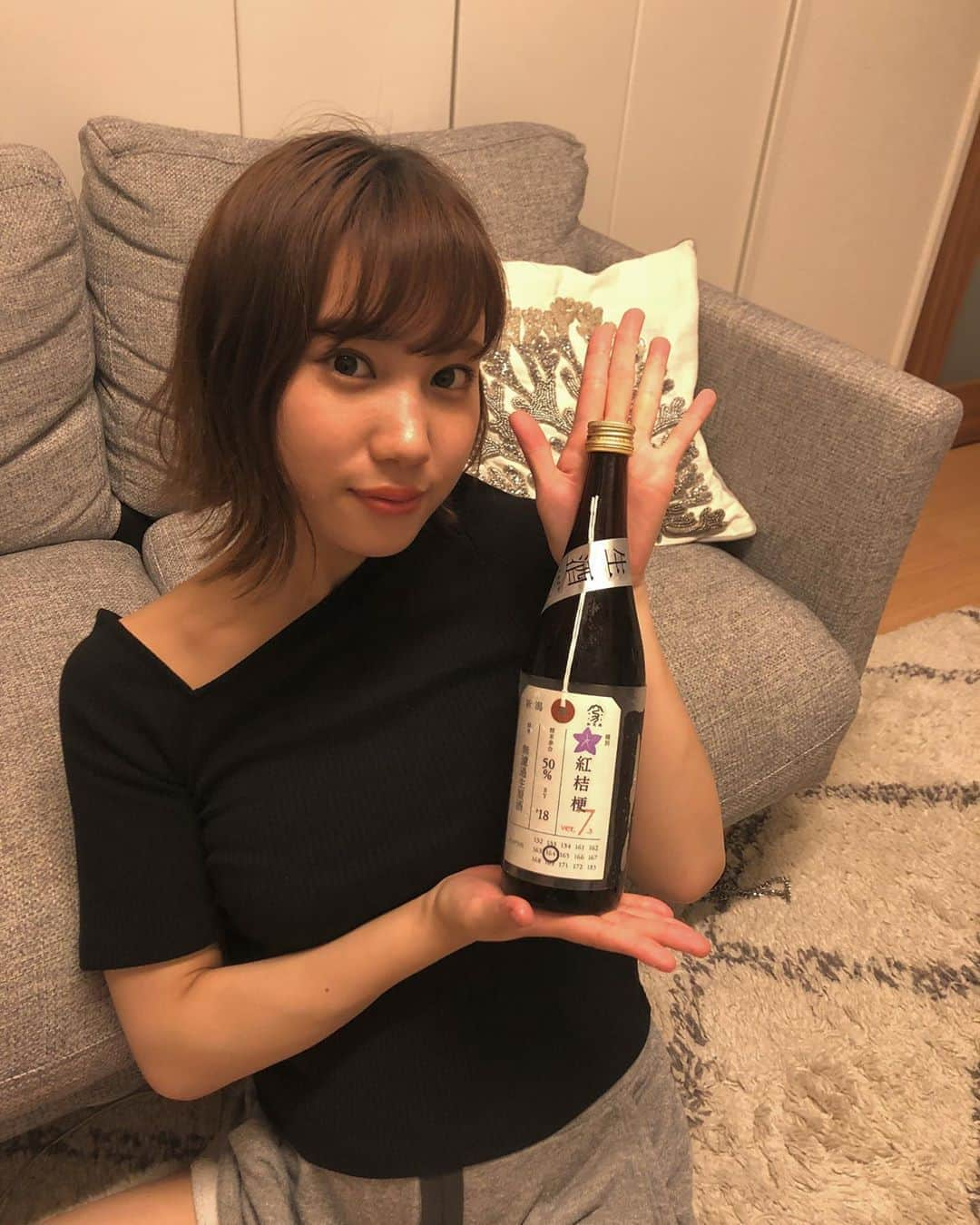 高野祐衣さんのインスタグラム写真 - (高野祐衣Instagram)「加茂錦酒造の『加茂錦』が最近のお気に入り！﻿ ﻿ ﻿ ﻿ 今回飲んだのは「純米大吟醸 紅桔梗」。﻿ ﻿ フルーティーさ、お米の甘さの香りをかねそなえている。﻿ 無濾過生原酒特有のとろみ、﻿ ガムシロップのような甘みがある。﻿ だけど上品で穀物の甘みもある。﻿ 単体でガブガブ飲んじゃった！﻿ うーん、おいしい＼(^ω^)／﻿ ﻿ ﻿ ﻿ ﻿ ﻿ #日本酒 #日本酒女子﻿ #加茂錦酒造 #加茂錦 #新潟県﻿ #荷札酒 #純米大吟醸 #紅桔梗﻿ #ゆいぽんしゅ #sake﻿」7月3日 23時25分 - yuipooon12_06