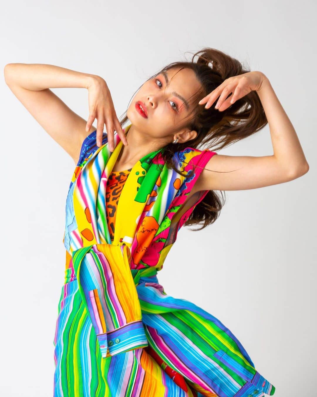 芦住彩來さんのインスタグラム写真 - (芦住彩來Instagram)「たまには躍動感を。💜 ・ 山本寛斎さんのデザインの衣装で。 ・ 実際にショーで使われたものを 着ることが出来て喜びの舞🍃😂💃 ・ はぁ、、カラフル最高すぎ！！！🌈 ・ ・ #yamamotokansai  #日本元気プロジェクト #カラフル #instalove  #元気が出る」7月3日 23時38分 - i._am_sarah