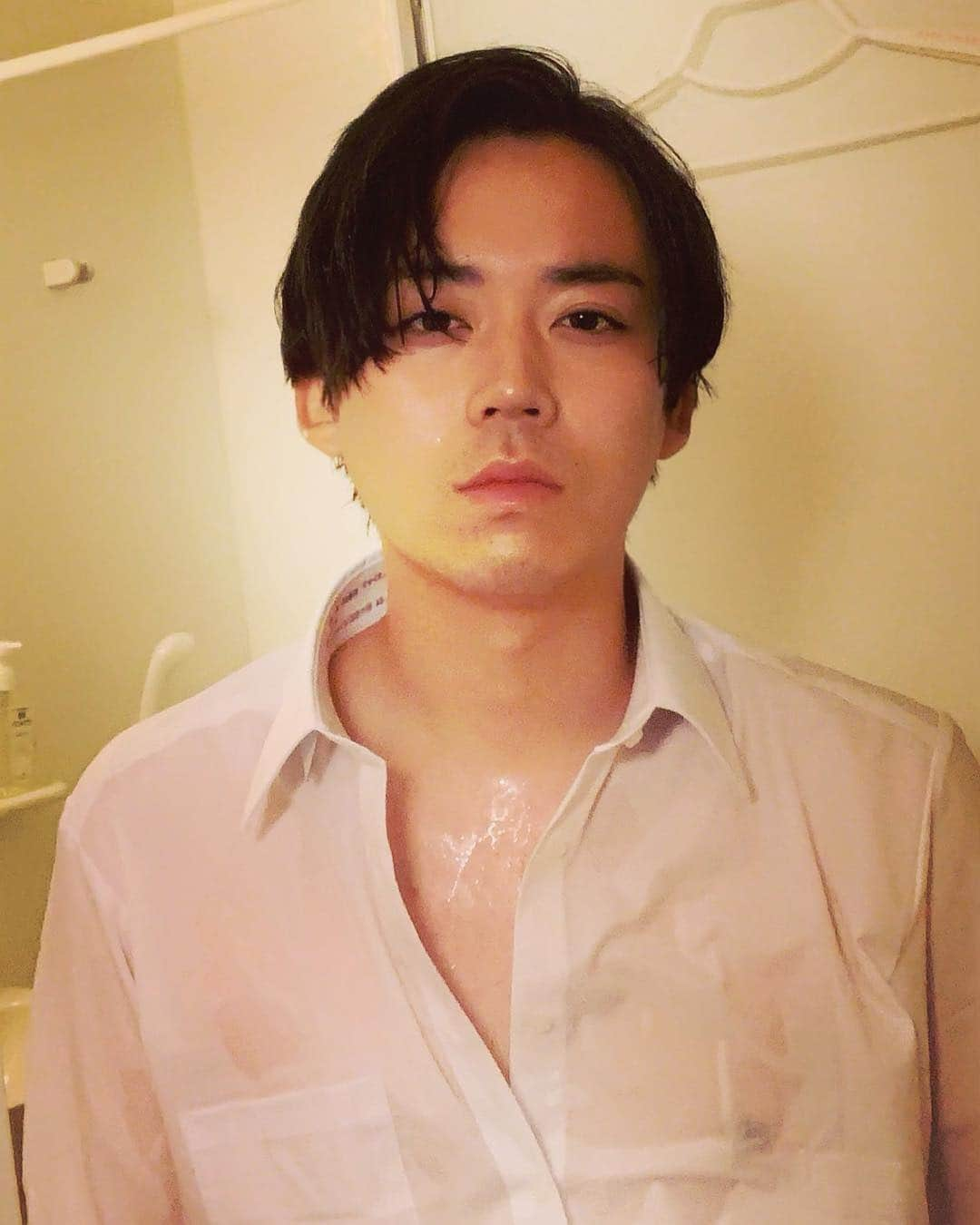 佐藤大樹さんのインスタグラム写真 - (佐藤大樹Instagram)「突然の雨のせいで隠してた佐藤のセクシーフェロモンおさえられない、、ったく」7月3日 23時31分 - kumamushi_sato