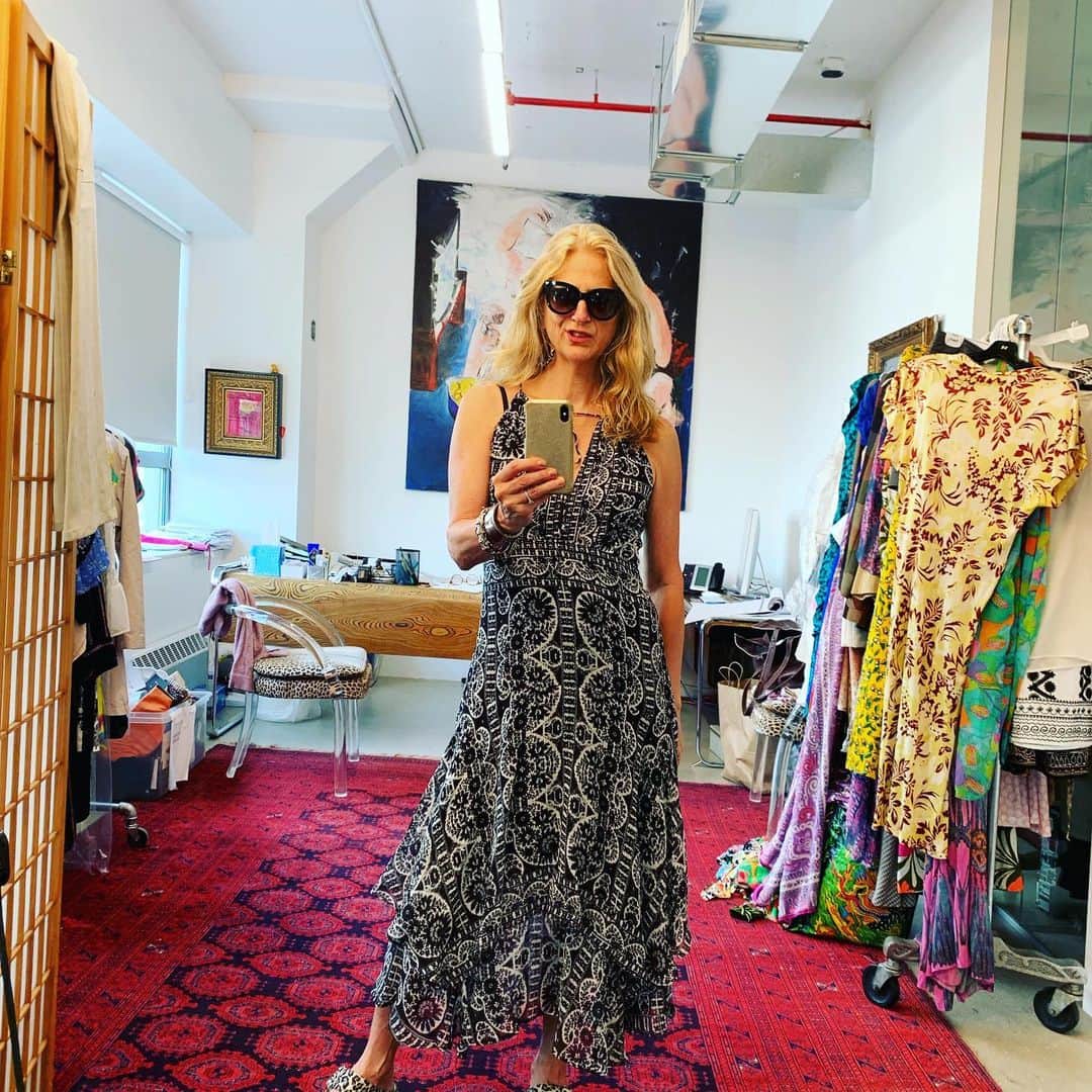 ナネットレポーのインスタグラム：「It’s the 3rd of July! Time to get outta town and enjoy the summer.🌞 And grab my Handkerchief dress on the way out!」