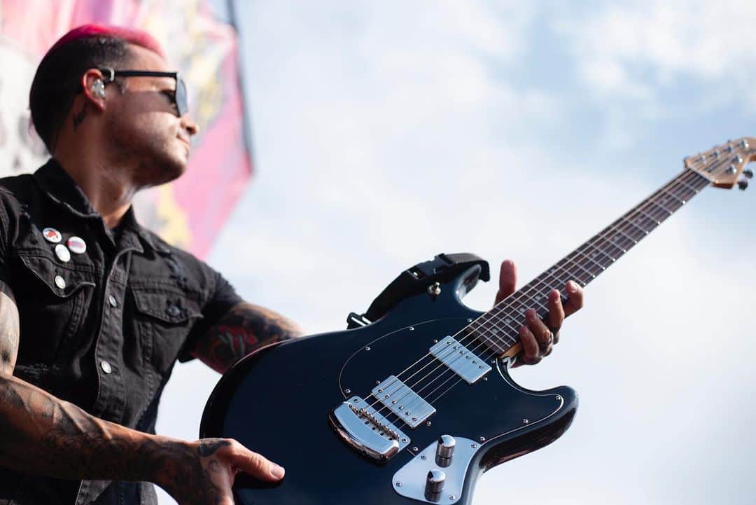 ニック・マーティンのインスタグラム：「Much love to @music_man @ernieball for always taking care of me. This StingRay is the first one I ever played on many years ago when I first started playing in Sirens. It has traveled the world many times over, has withstood all the abuse I’ve given it onstage, and it still plays like a dream to this day. Just an appreciation post to @music_man for making badass guitars. Extra special thanks to @timdovestuff & @robotochoa for being such good dudes. // 📸: @itsdannytodd」