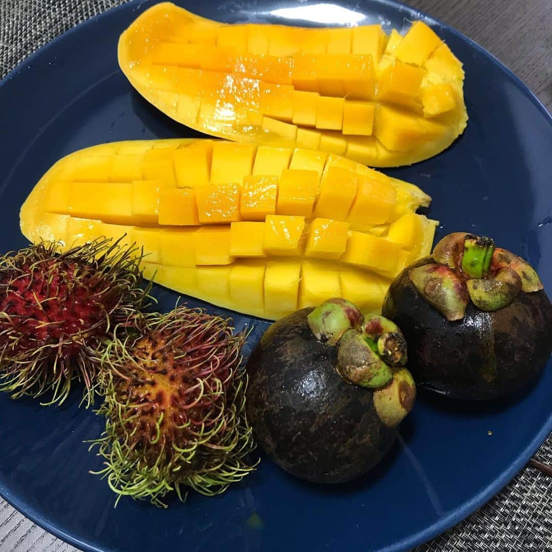大西蘭さんのインスタグラム写真 - (大西蘭Instagram)「・ 南国らしいフルーツ🥭 ・ シンガポール産ではないですが、東南アジアのフルーツが安く手に入ります🏝 ・ マンゴスチンとランブータン、どちらもあまり食べた経験がないから、この味が正解なのか、よくわからない😂 調べたら、このマンゴスチンは透明過ぎるみたい。本当はもっと白いとか🧐 新鮮なものの見分け方がわからないから、信頼の置ける明治屋で買ったけど、どちらもよく分からない味でした😂 ・ 美味しいランブータンとマンゴスチンを食べてみたい🤲 ・ マンゴーはローカルの人が群がっていた果物屋さんで購入。 甘くて美味しかった💕  でもお店みたいに綺麗にひっくり返せないのはなぜ🧐 コツを知りたい！ ・ ・ #南国フルーツ #東南アジア生活 #シンガポール暮らし #ランブータン #マンゴスチン  #singaporelife」7月3日 23時43分 - onishiran