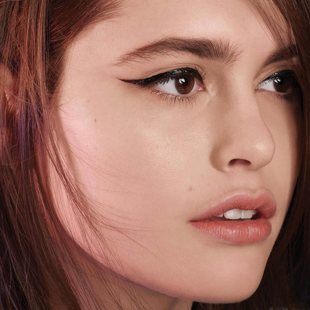 Maybelline New Yorkさんのインスタグラム写真 - (Maybelline New YorkInstagram)「Double tap if you’re dying for this wing! 🖤 Get the look with the NEW tattoo liner liquid ink and rock it for 36 hours without fading or smudging. 🙌🏼 #mnyitlook #mnyliner」7月3日 23時49分 - maybelline