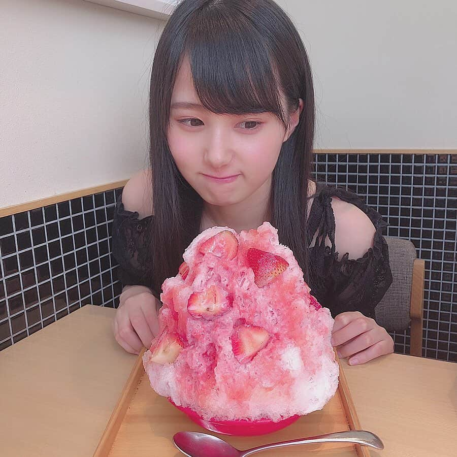 前田彩佳さんのインスタグラム写真 - (前田彩佳Instagram)「🍧🍓🍼💕﻿ ﻿ ＊＊＊＊＊＊＊＊＊＊﻿ ﻿ いちごのかき氷！﻿ 中に抹茶のソフトクリーム入ってた😳﻿ ﻿ ＊＊＊＊＊＊＊＊＊＊﻿ ﻿ #かき氷 #いちごかき氷 #いちご #渋谷カフェ #カフェ巡り  #渋谷ヒカリエ #茶寮伊勢藤次郎」7月3日 23時58分 - _ayaka1218