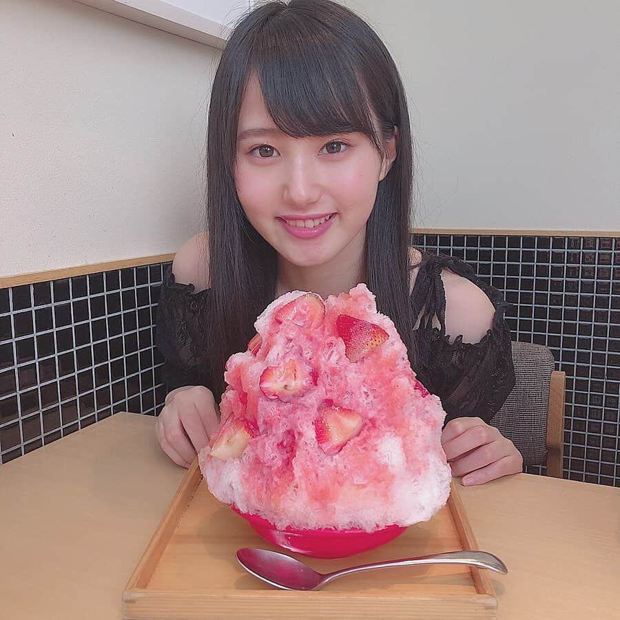 前田彩佳さんのインスタグラム写真 - (前田彩佳Instagram)「🍧🍓🍼💕﻿ ﻿ ＊＊＊＊＊＊＊＊＊＊﻿ ﻿ いちごのかき氷！﻿ 中に抹茶のソフトクリーム入ってた😳﻿ ﻿ ＊＊＊＊＊＊＊＊＊＊﻿ ﻿ #かき氷 #いちごかき氷 #いちご #渋谷カフェ #カフェ巡り  #渋谷ヒカリエ #茶寮伊勢藤次郎」7月3日 23時58分 - _ayaka1218